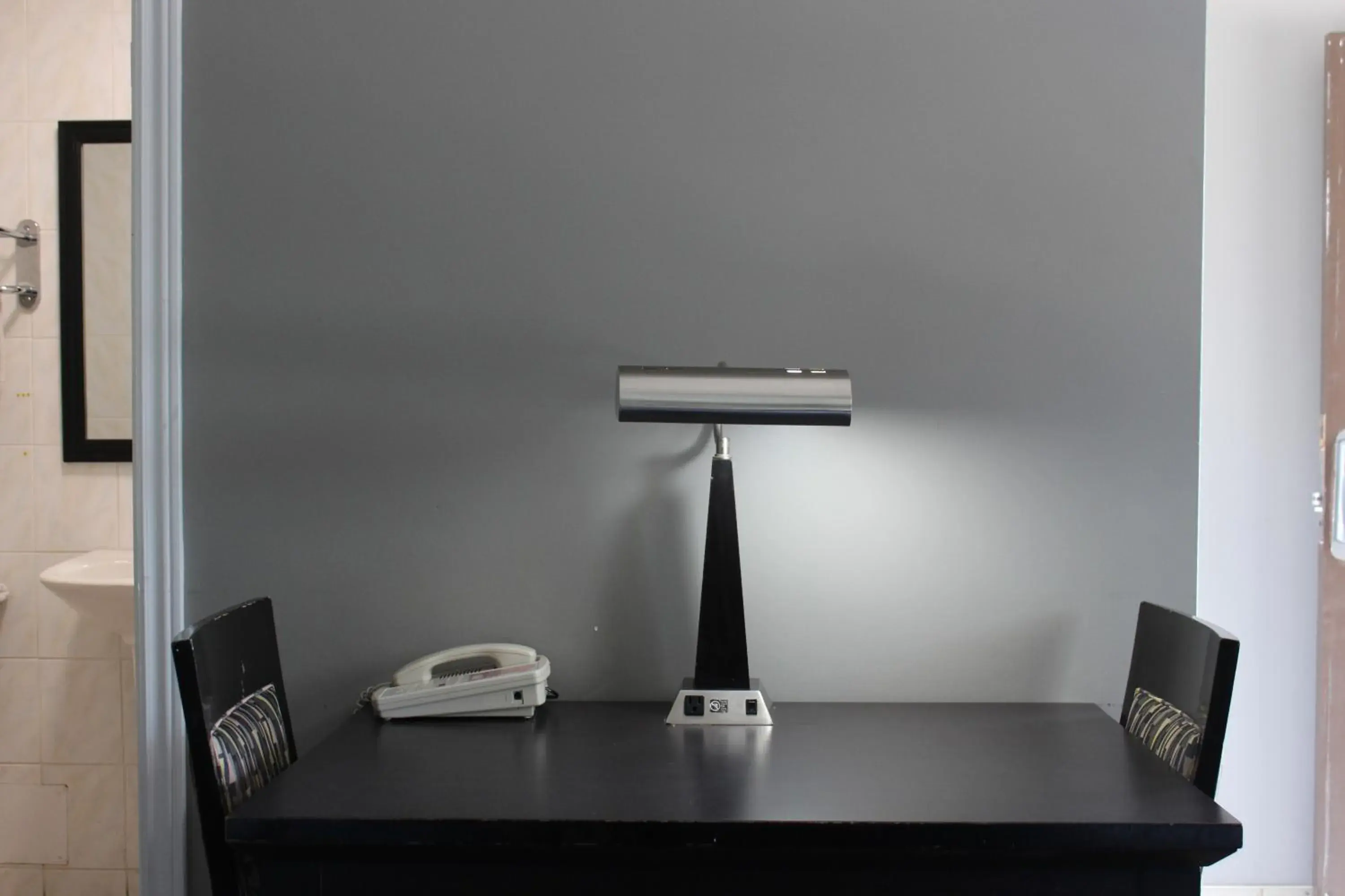 King Room in Super 7 Motel London King Room in Super 7 Motel London