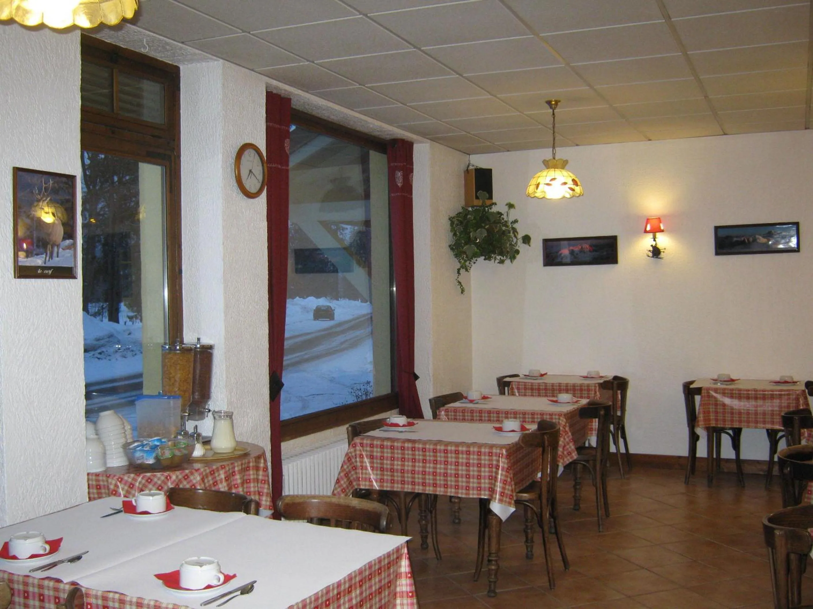 Restaurant/places to eat in Hotel des Lacs