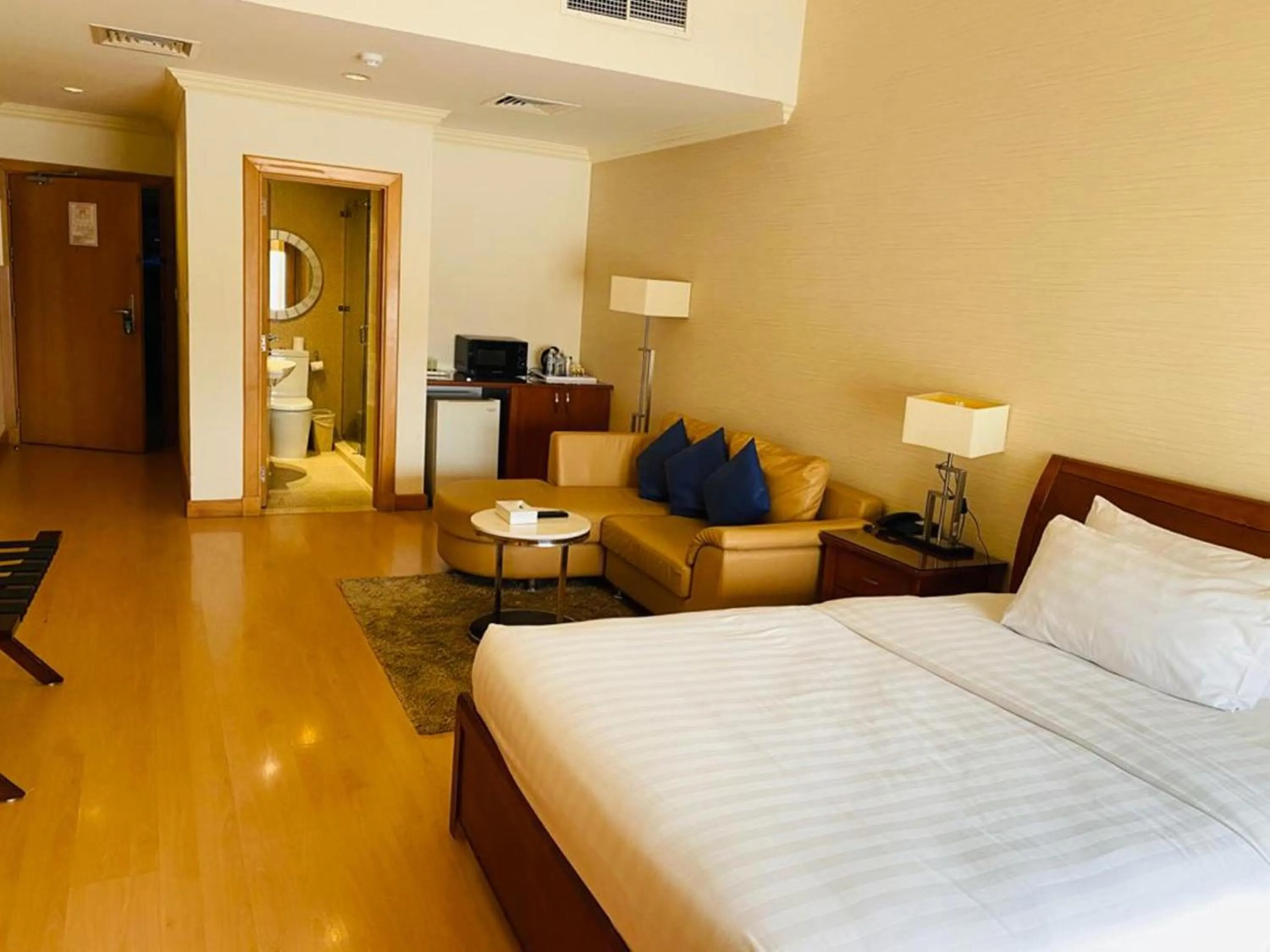 Photo of the whole room, Bed in Al Safir Tower - Residence