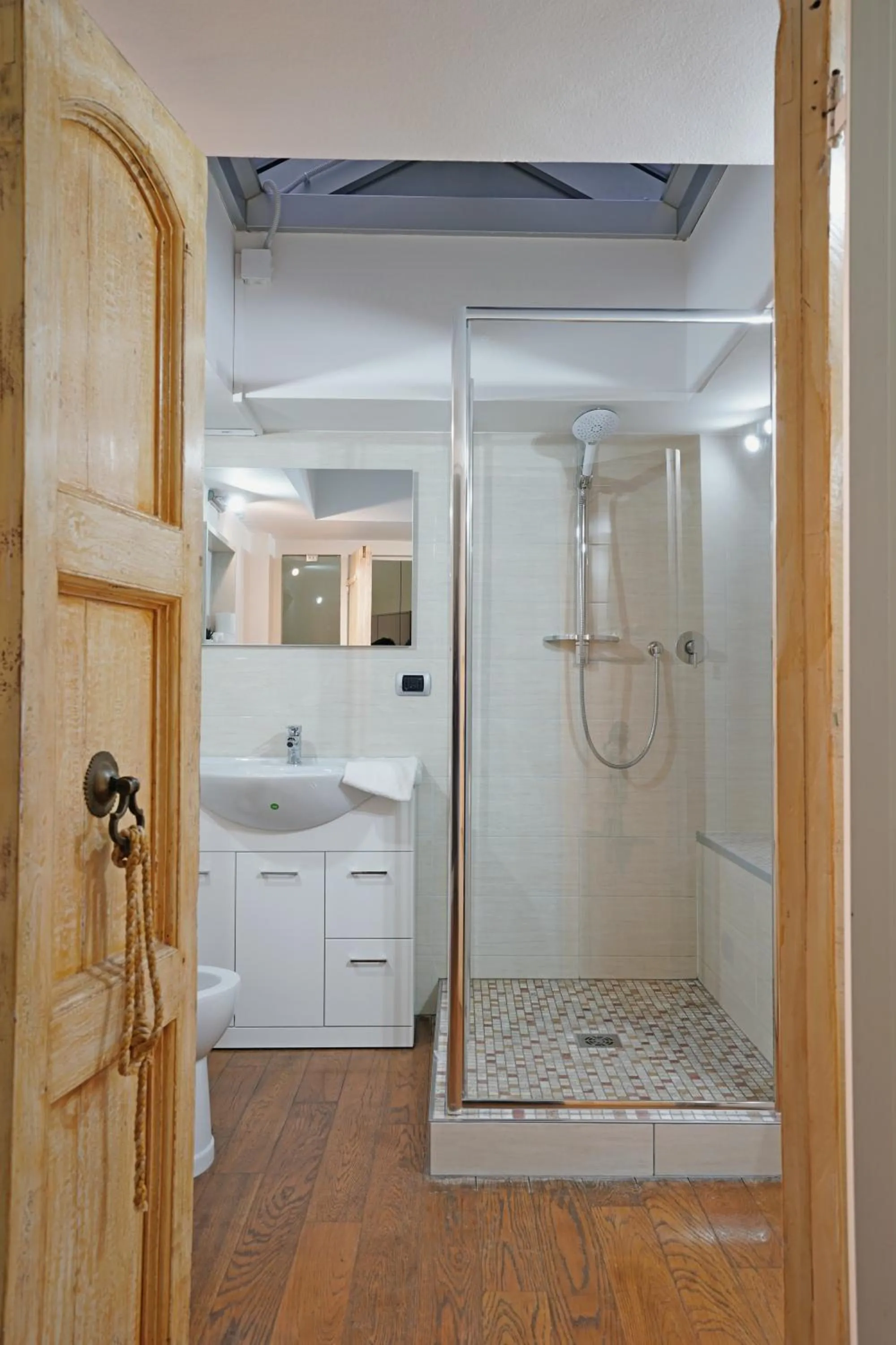 Shower in Avanguardia Art Club