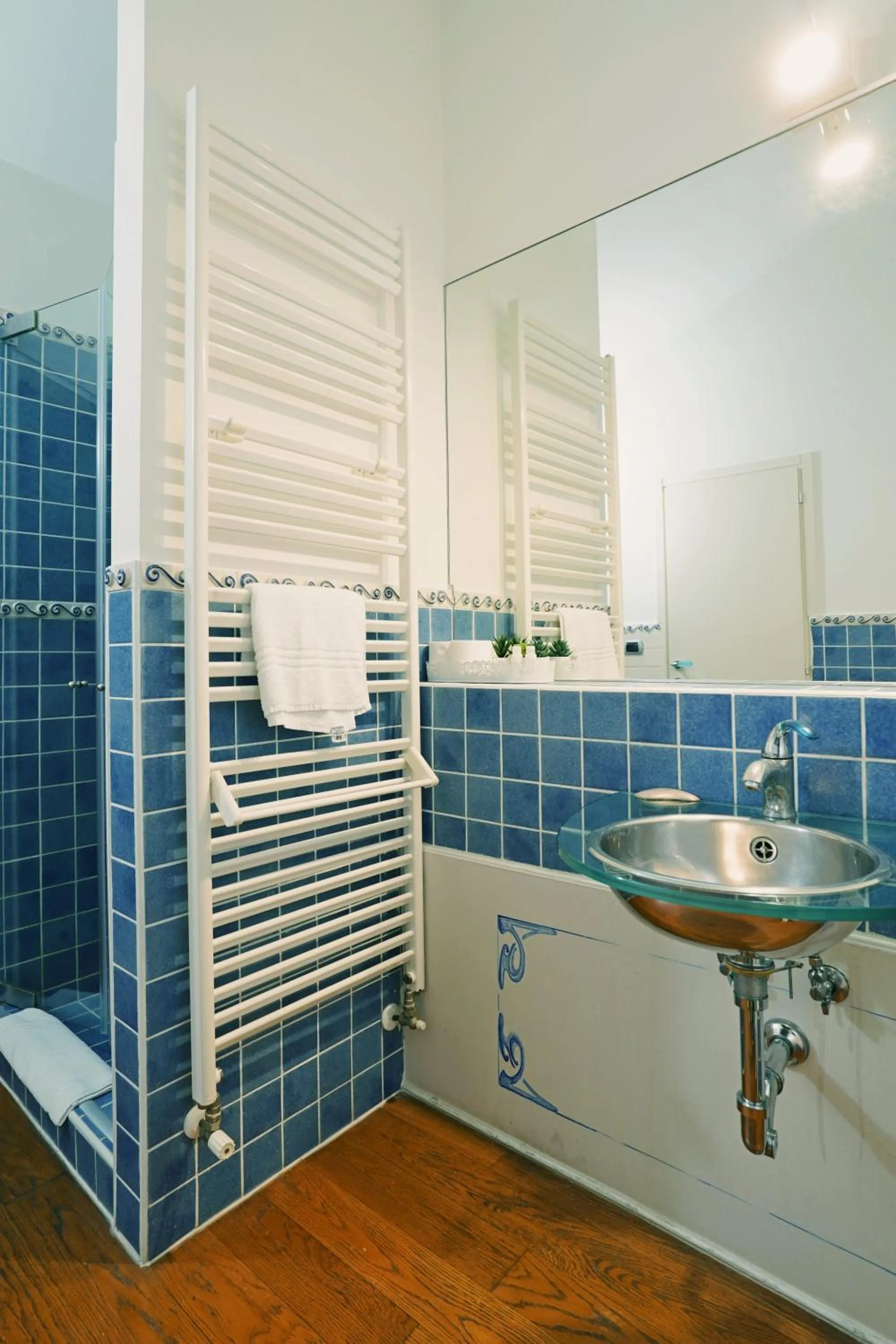 Shower in Avanguardia Art Club