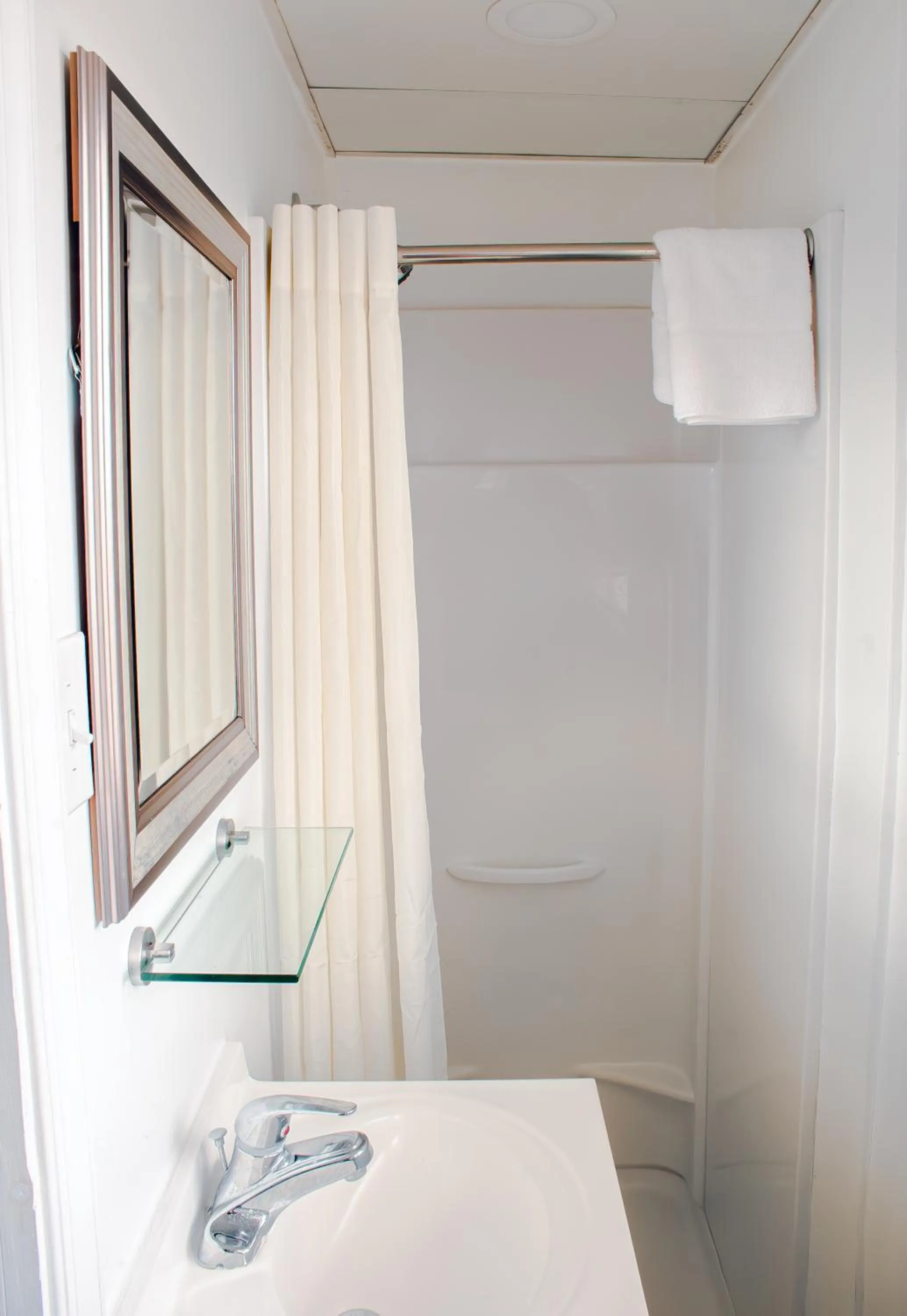 Bathroom in Oceanic Motel