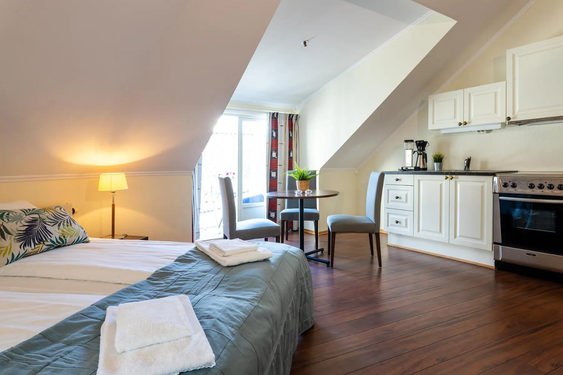 Kitchen or kitchenette, Bed in Victoria Hotel Kragerø