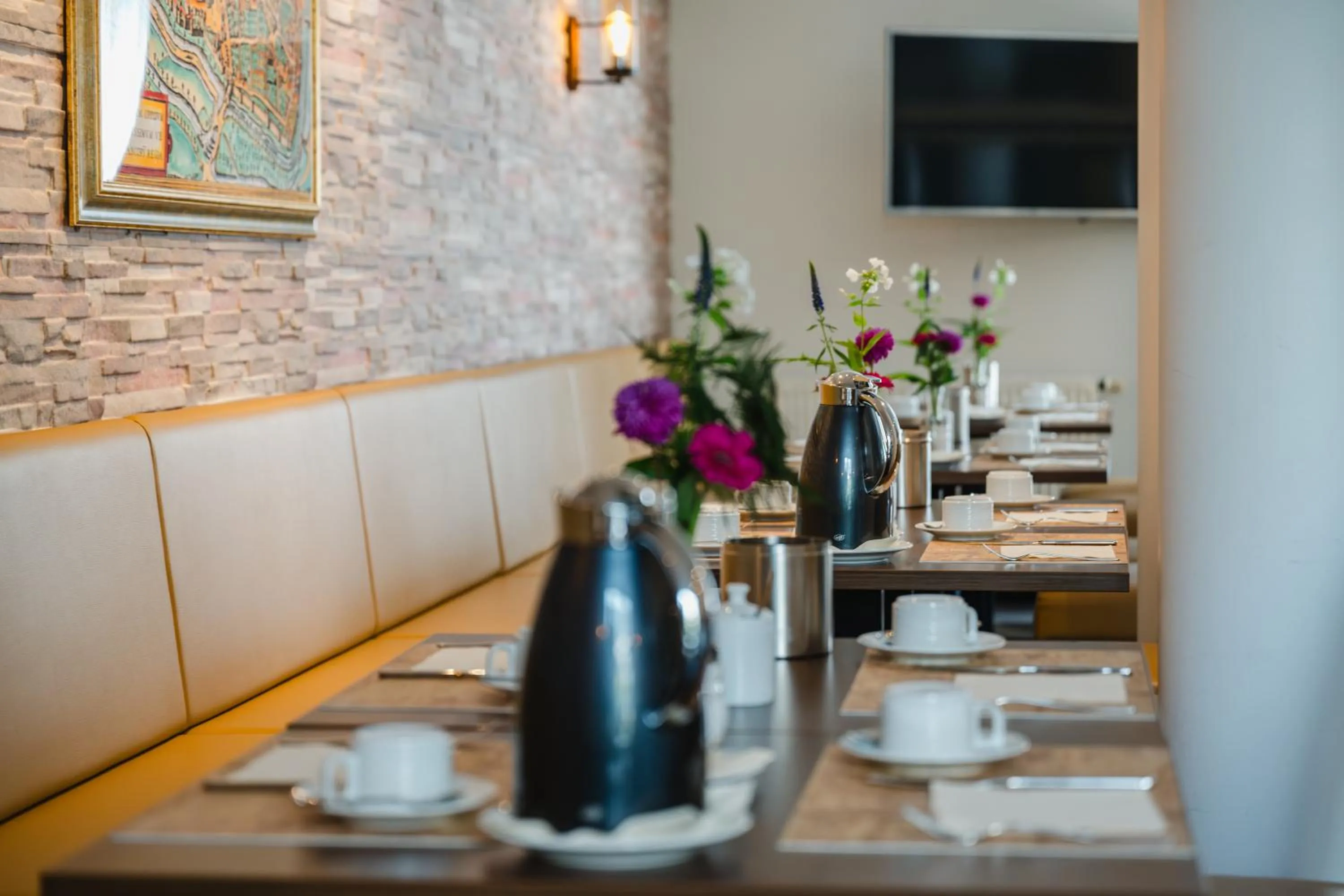 Restaurant/places to eat in Hotel Mirage