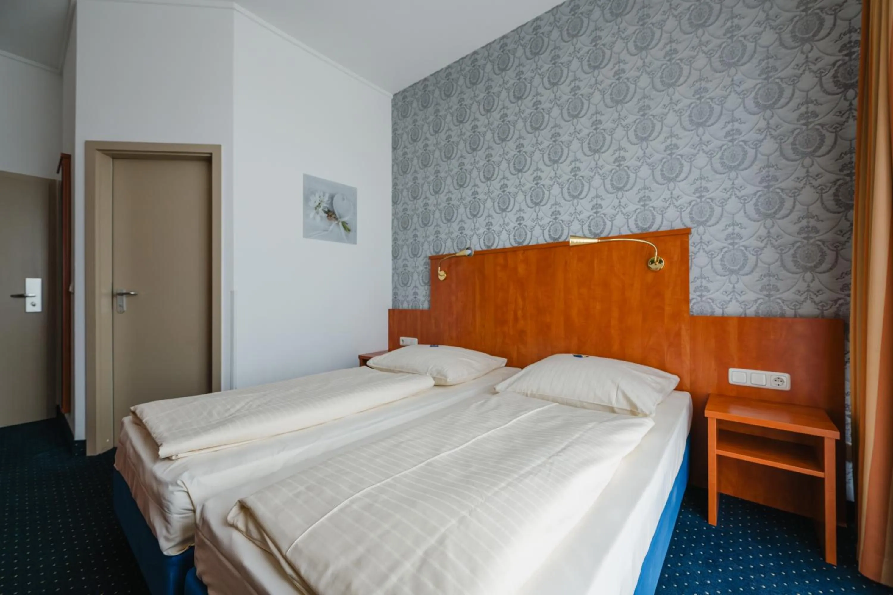 Photo of the whole room, Bed in Hotel Mirage