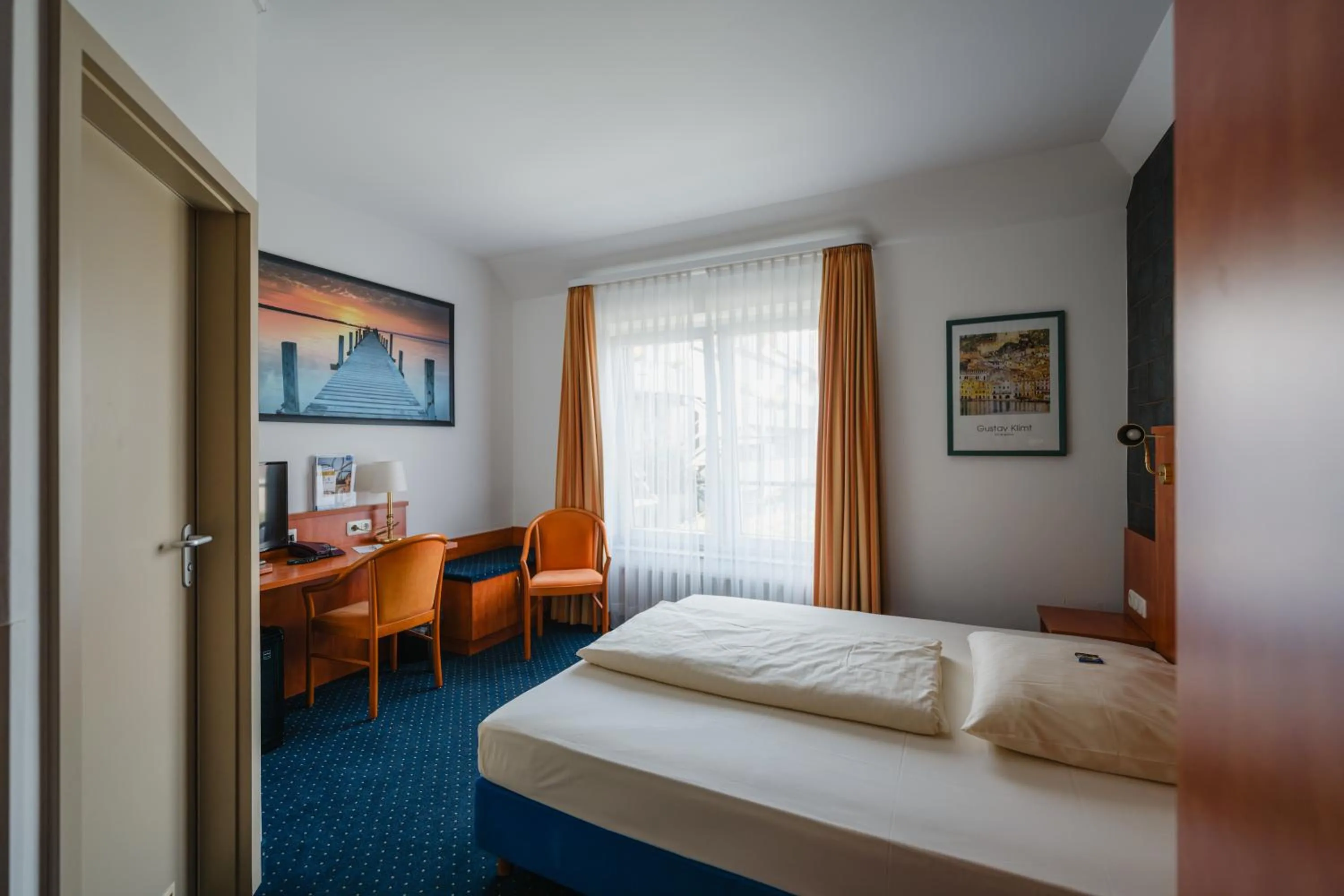 Photo of the whole room, Bed in Hotel Mirage