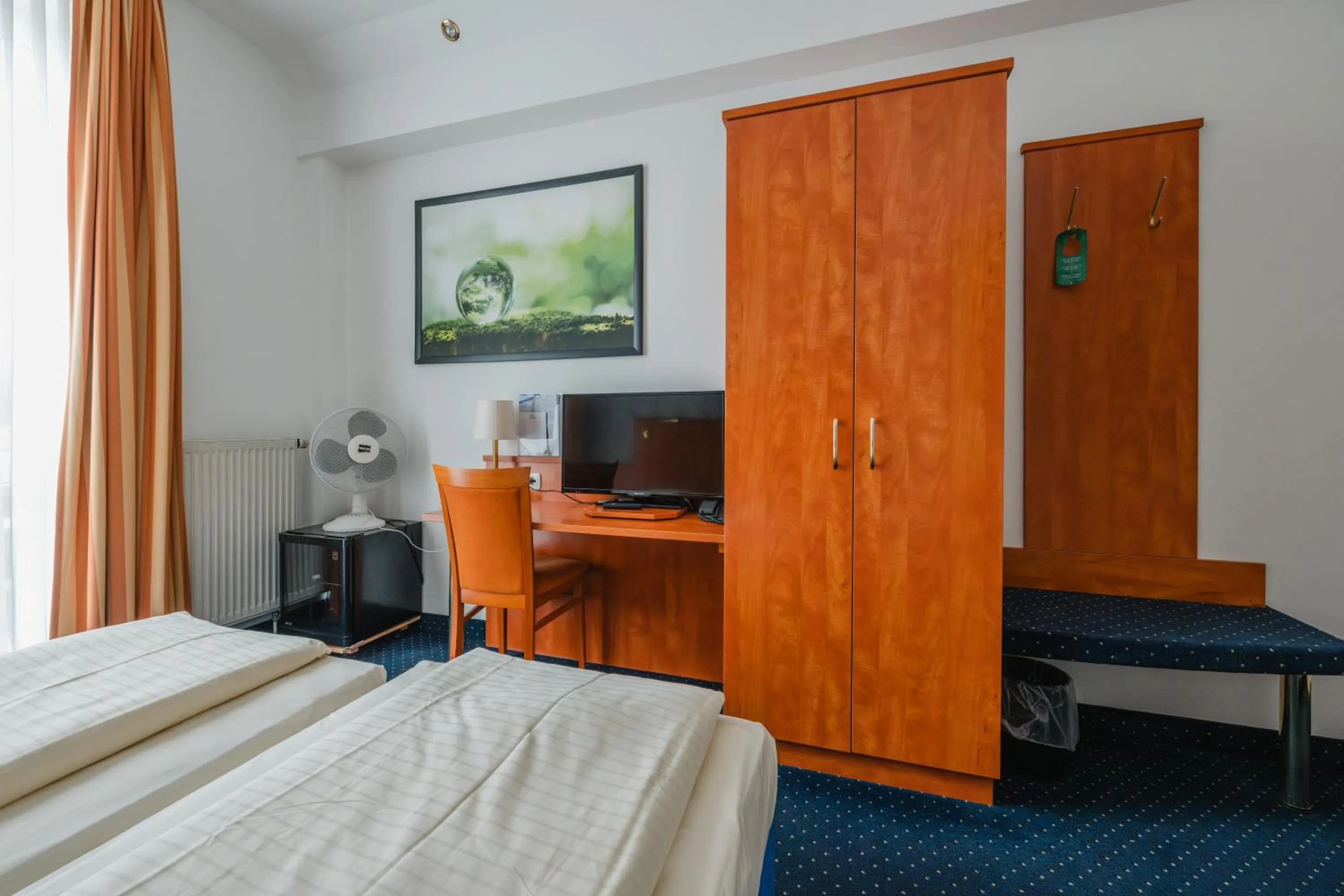 Photo of the whole room, Bed in Hotel Mirage