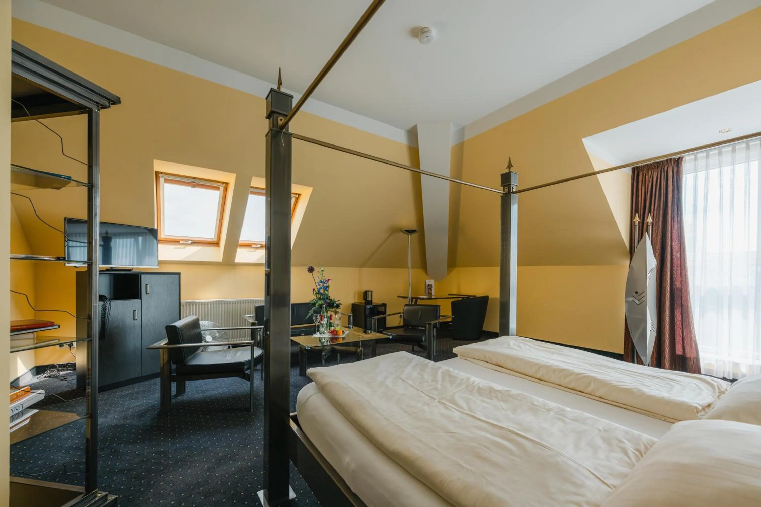 Photo of the whole room, Bed in Hotel Mirage