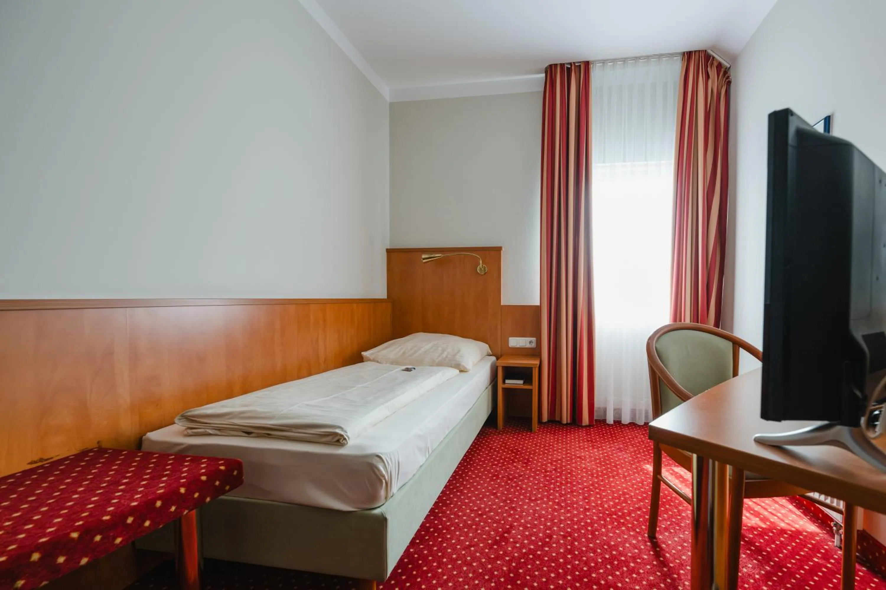 Photo of the whole room, Bed in Hotel Mirage