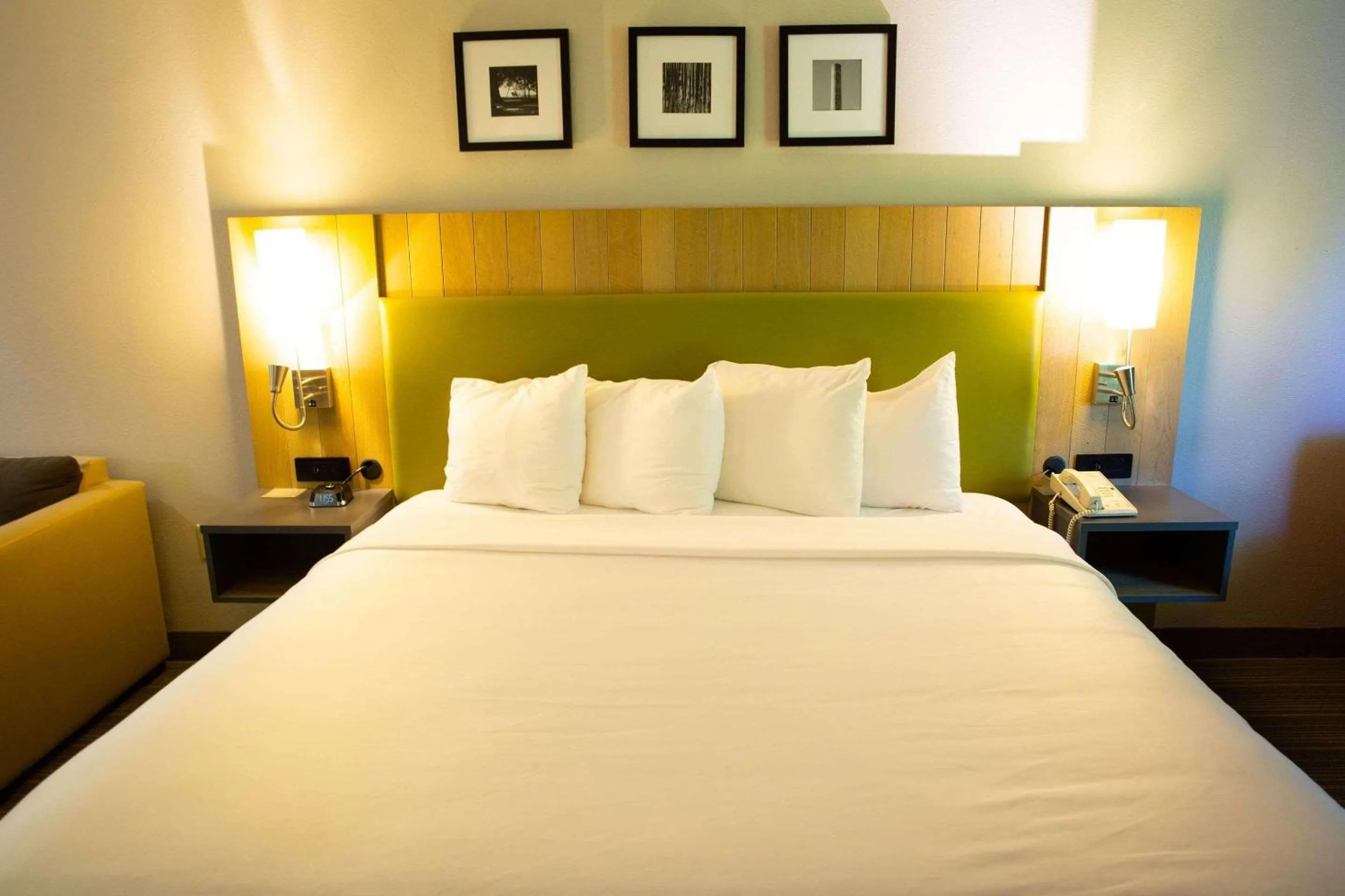 Bed in Country Inn & Suites by Radisson, Burlington Elon , NC