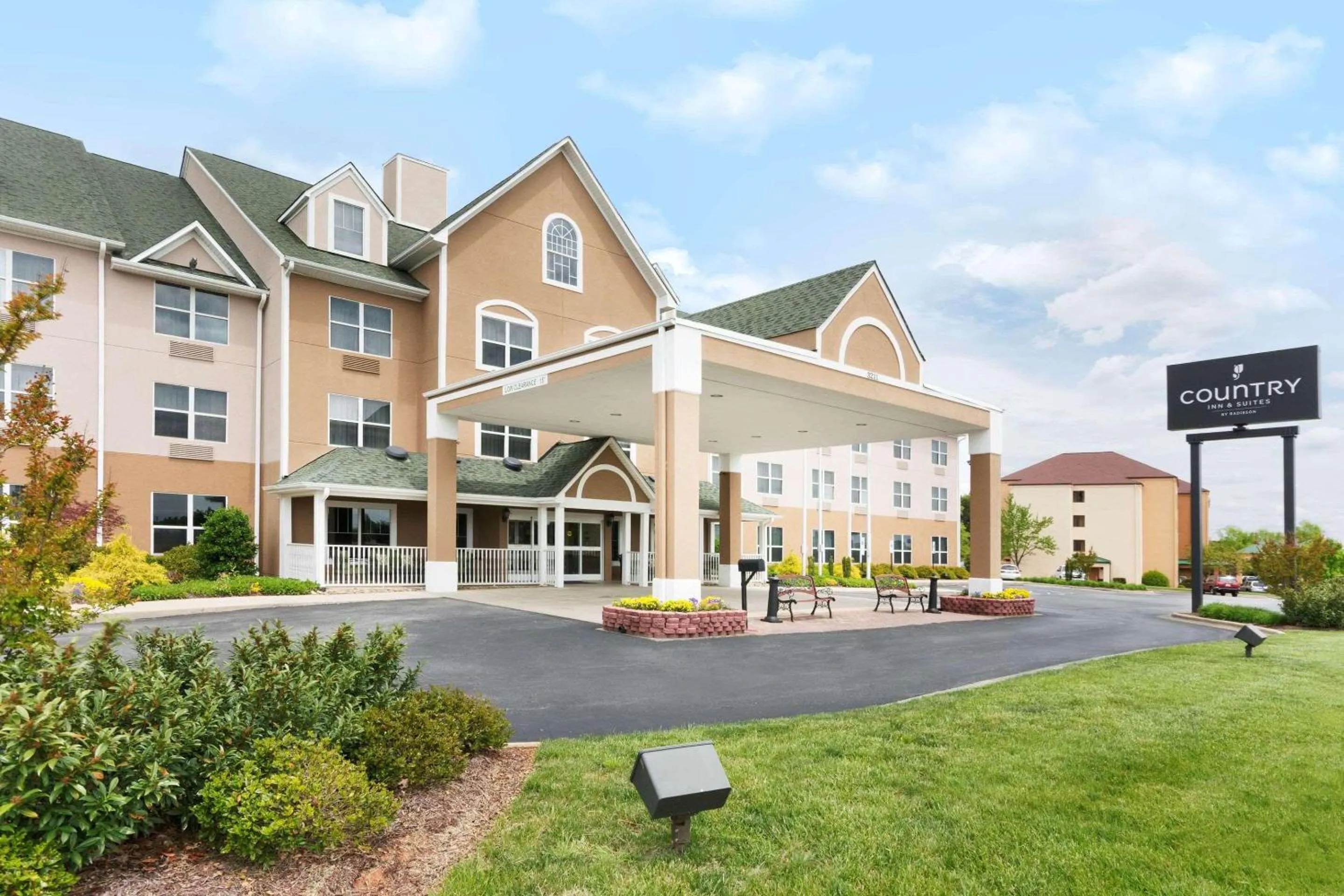 Property building in Country Inn & Suites by Radisson, Burlington Elon , NC