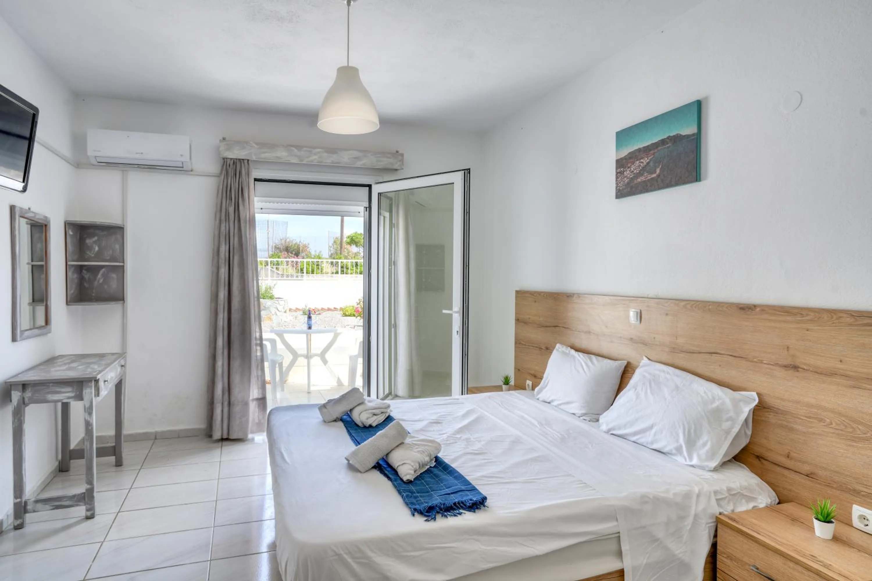 TV and multimedia, Bed in Pittas Studios