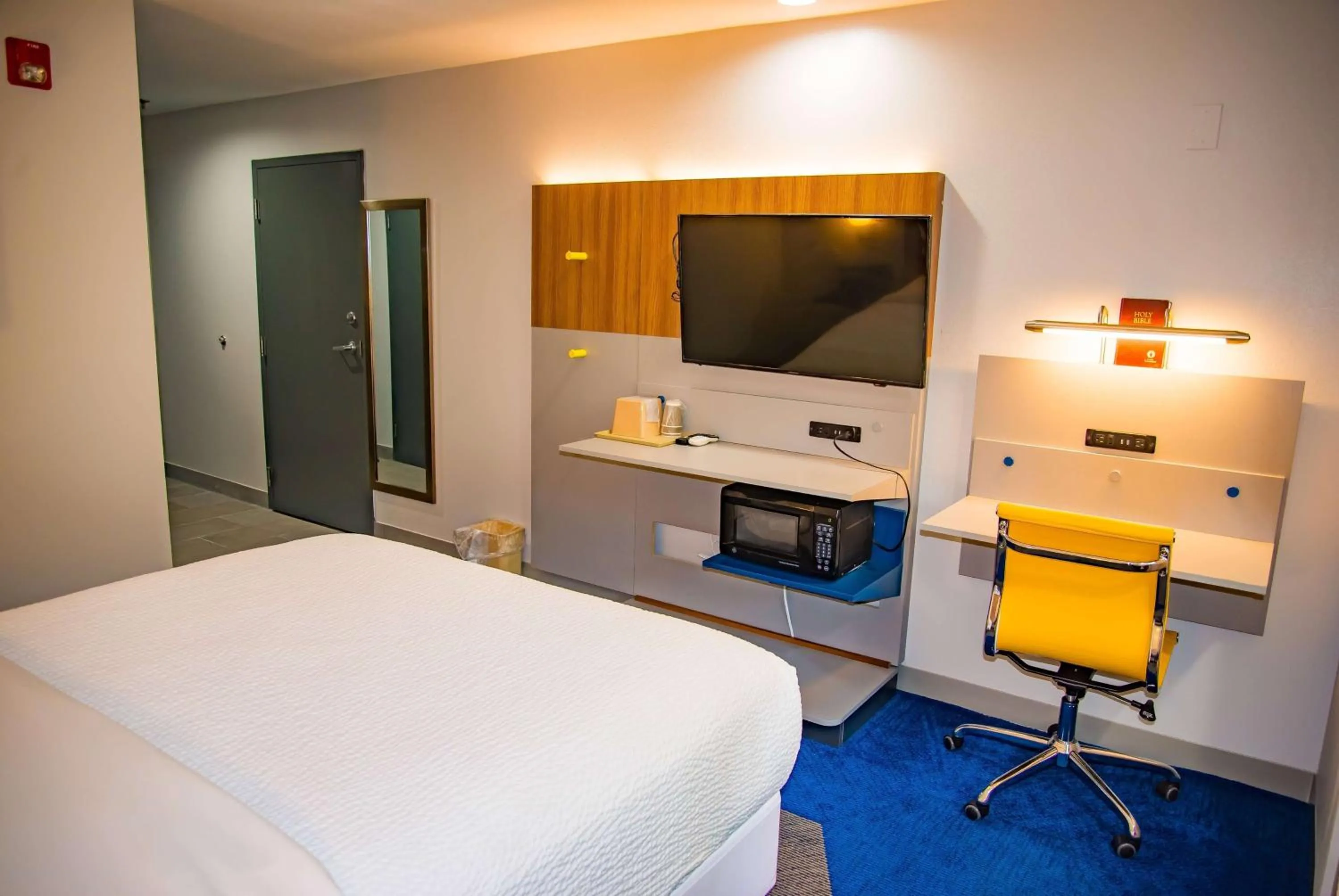 Photo of the whole room, Bed in Microtel Inn & Suites by Wyndham Daphne