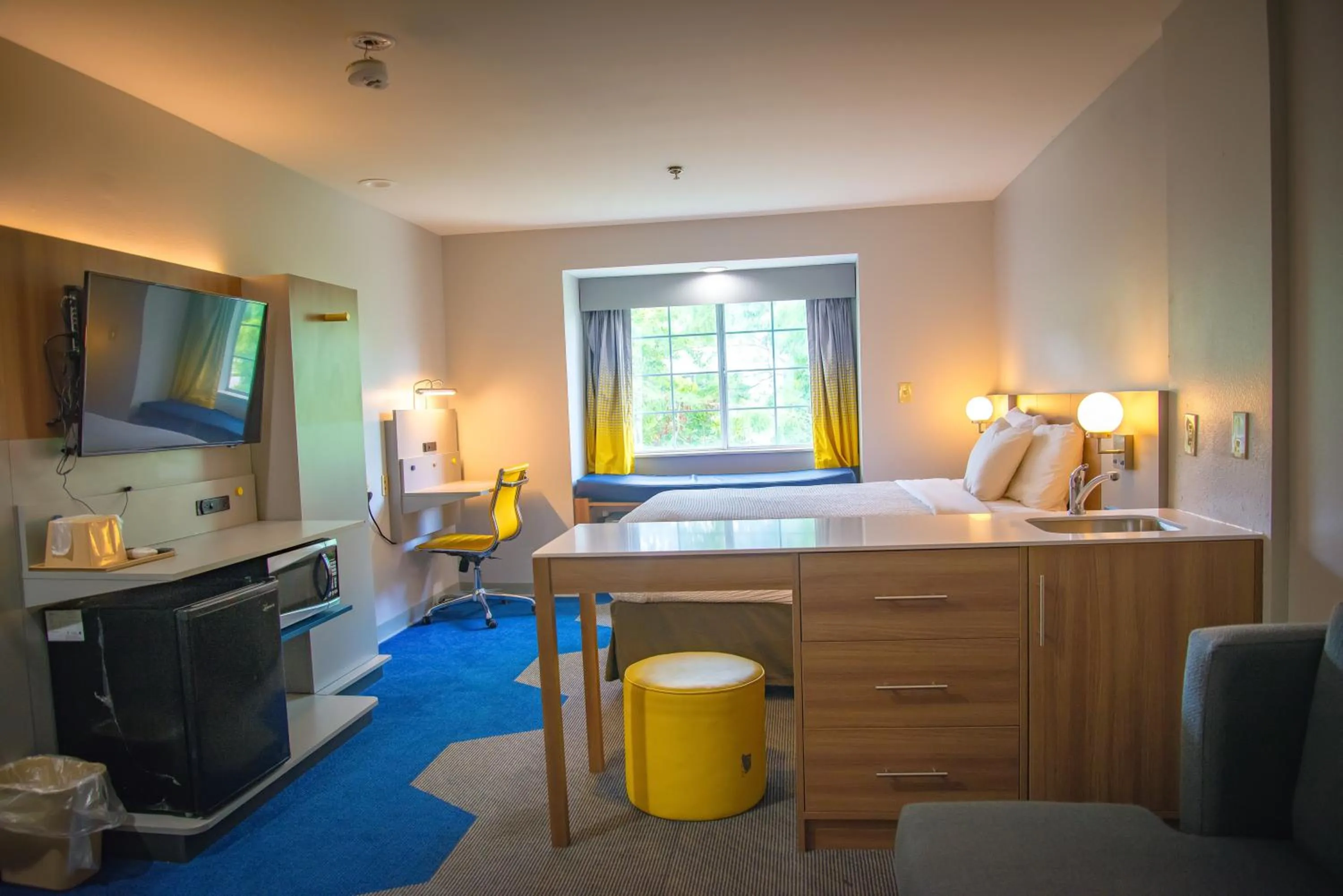 TV and multimedia in Microtel Inn & Suites by Wyndham Daphne