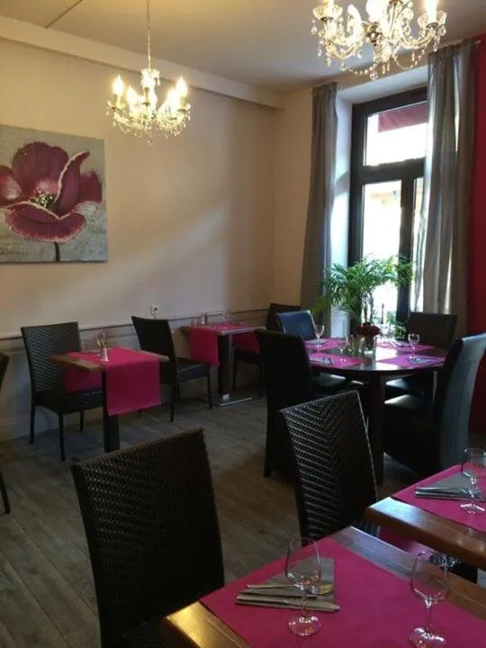 Communal lounge/ TV room in Hôtel du Commerce