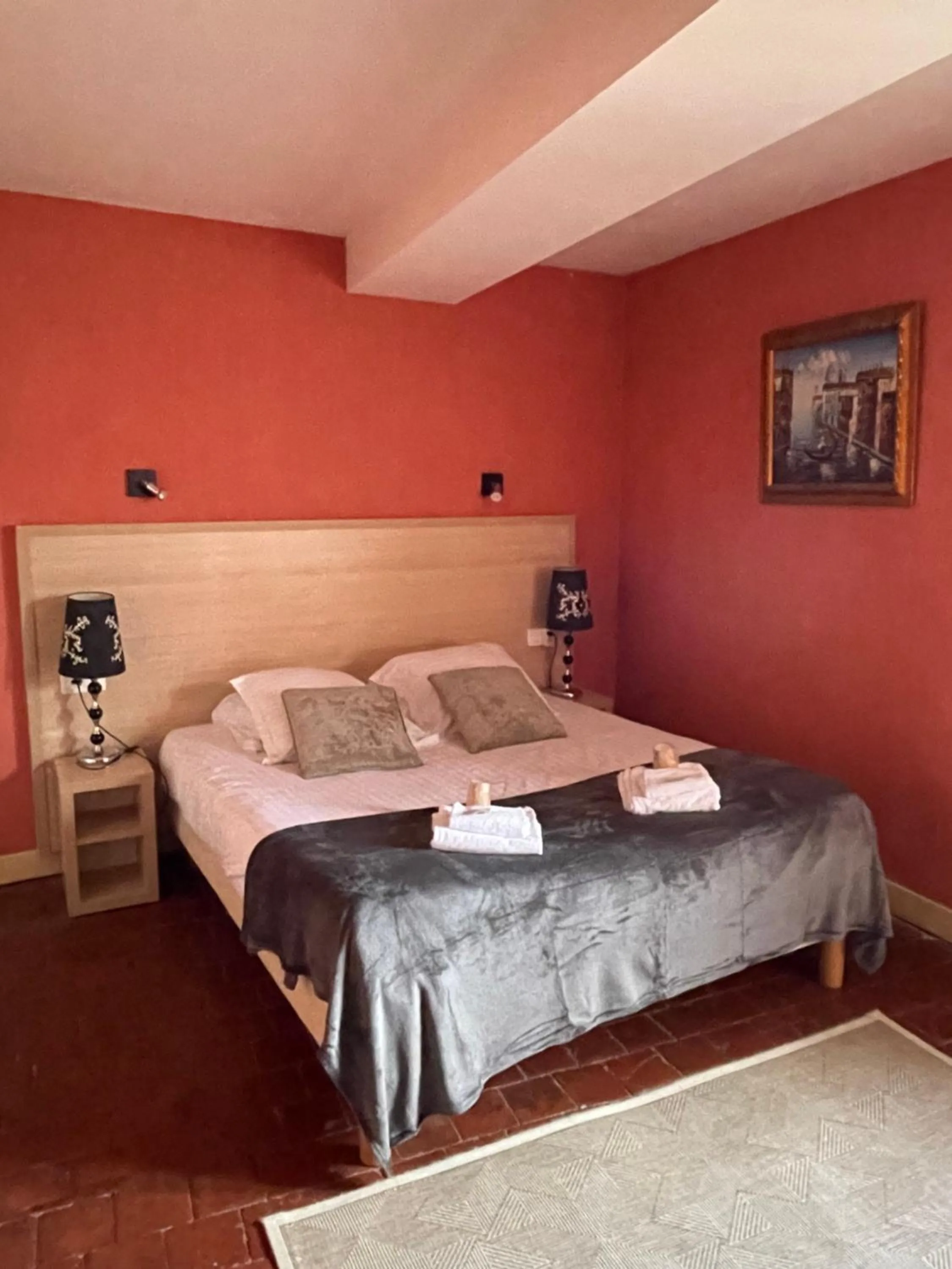 Bed in Hôtel du Commerce