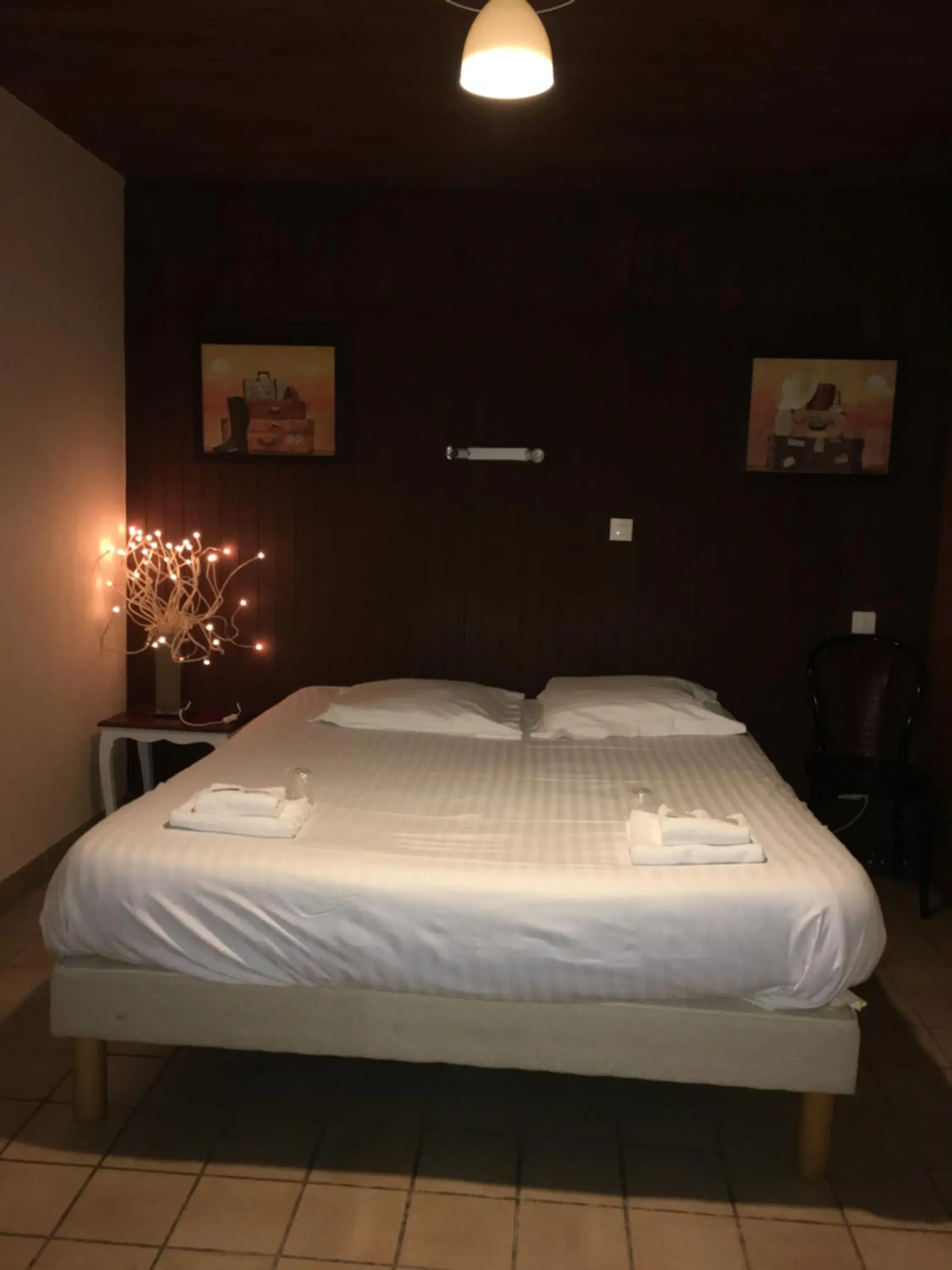 Double Room in Hôtel du Commerce Double Room in Hôtel du Commerce