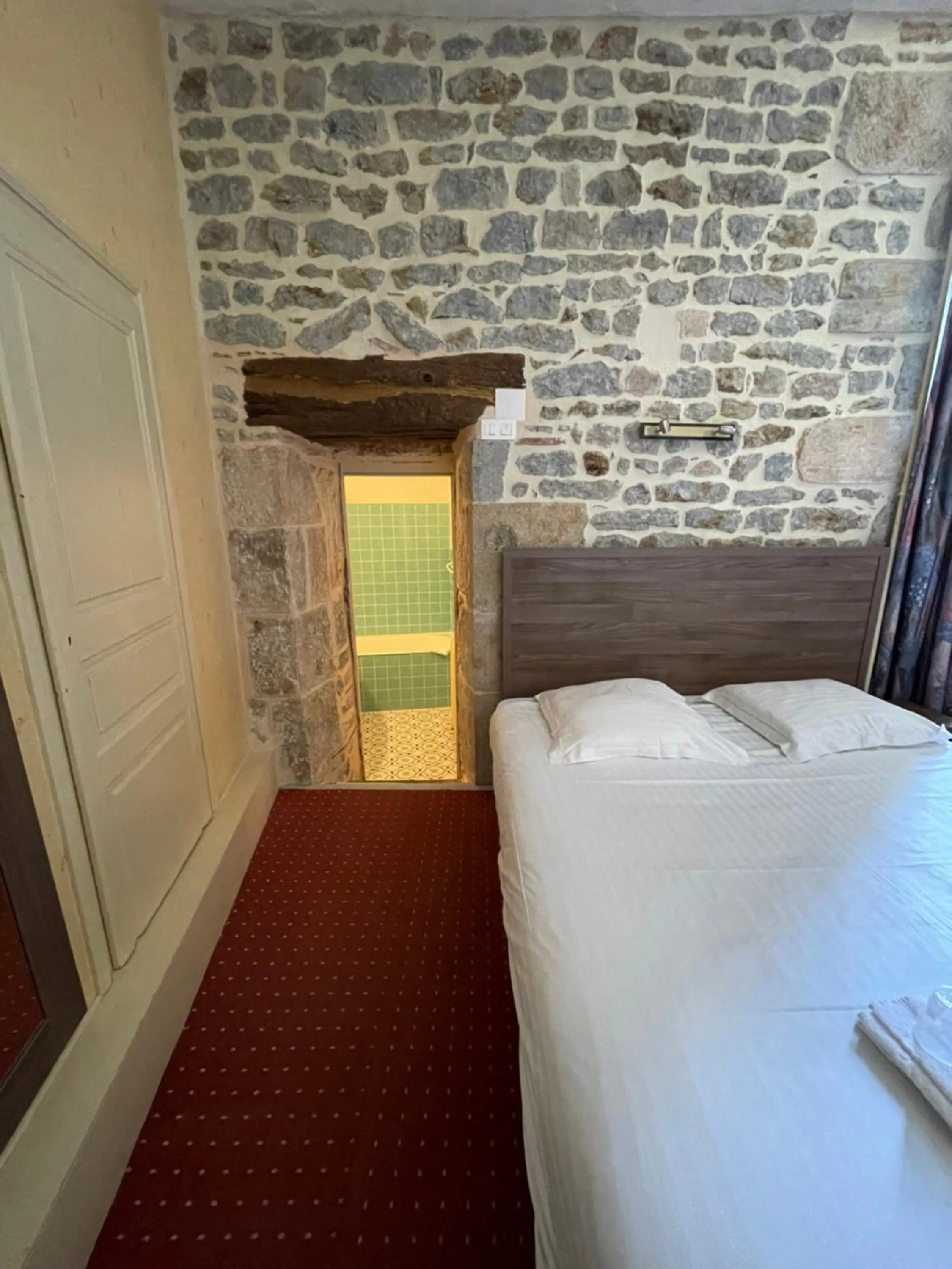 Bedroom, Bed in Hôtel du Commerce