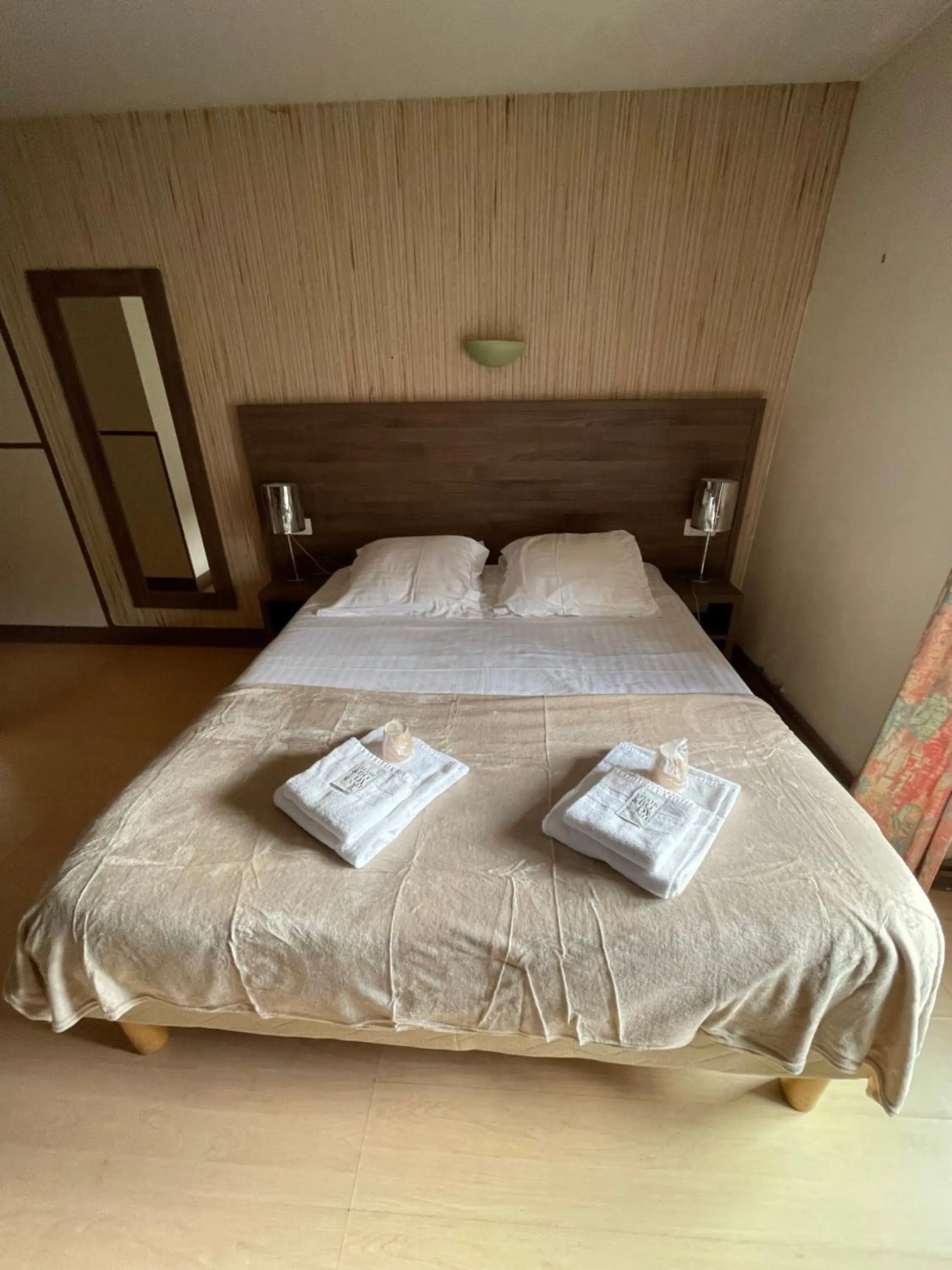 Bed in Hôtel du Commerce