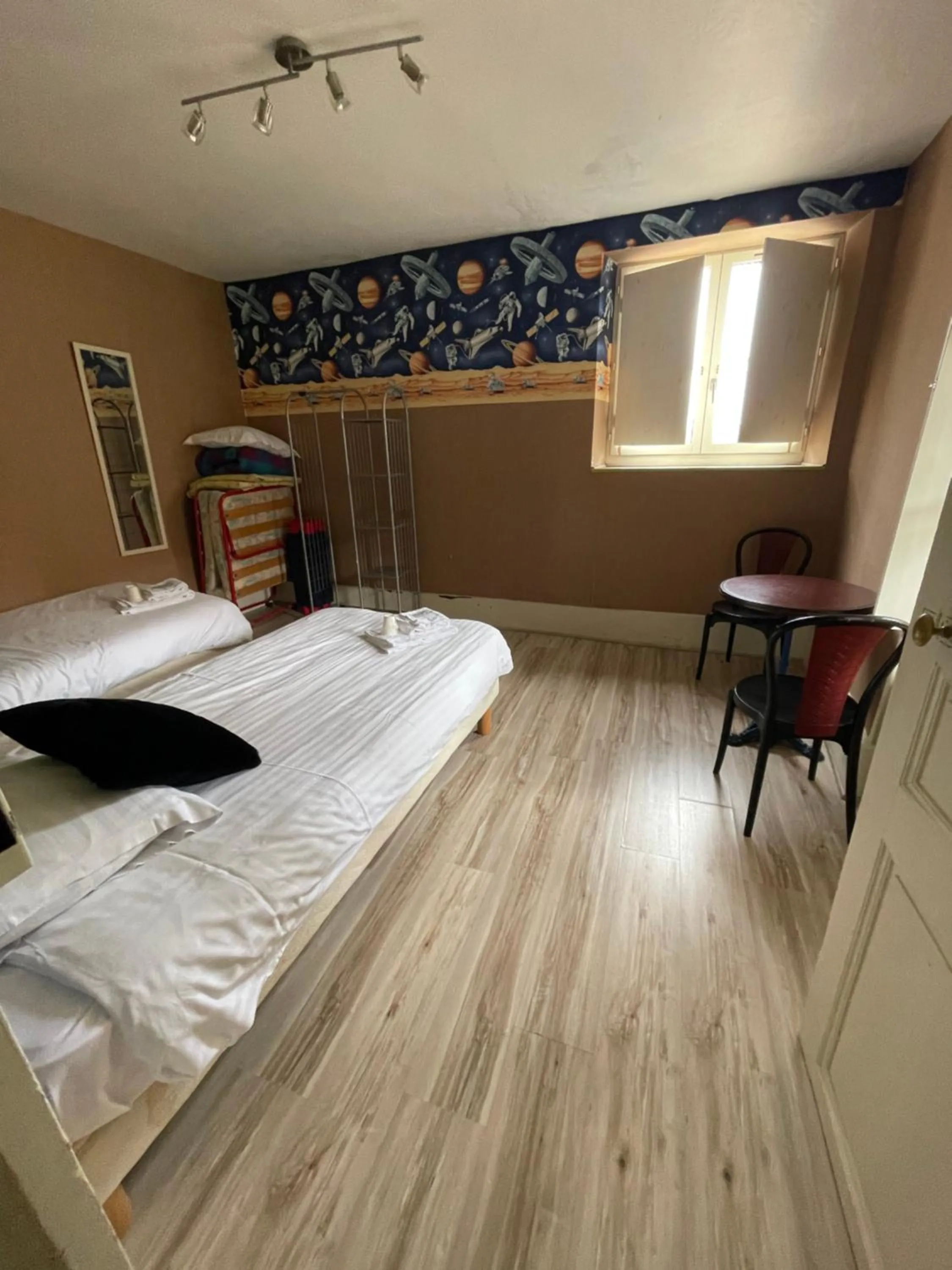 Bedroom, Bed in Hôtel du Commerce