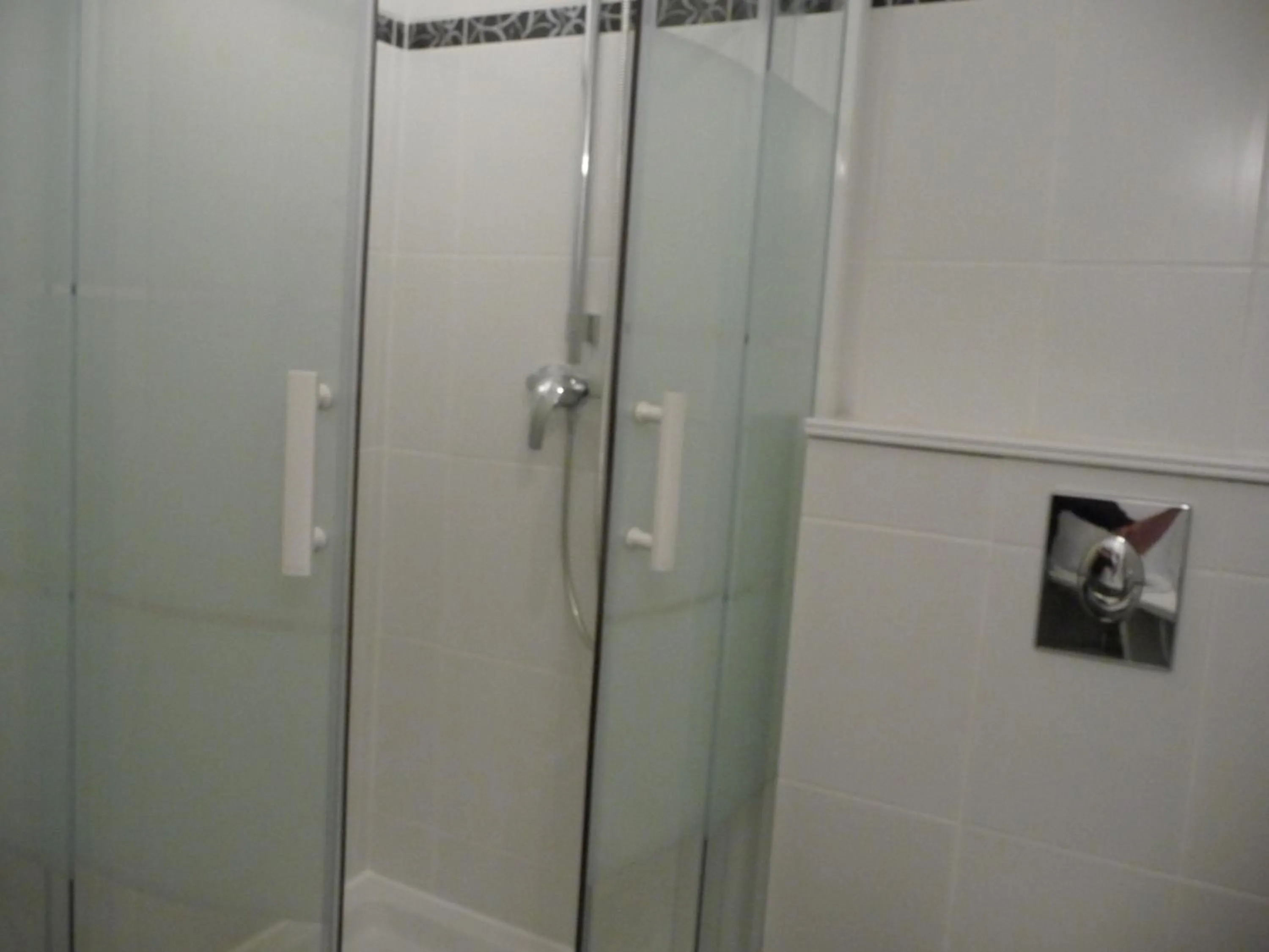 Bathroom in Hôtel du Commerce