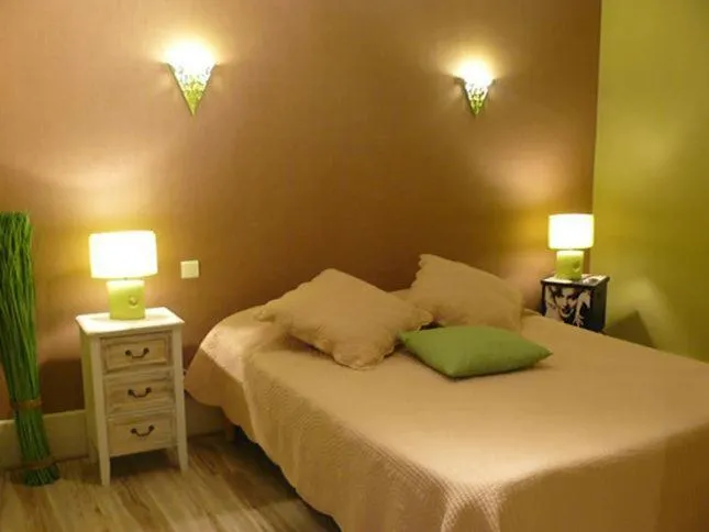 Photo of the whole room, Bed in Hôtel du Commerce