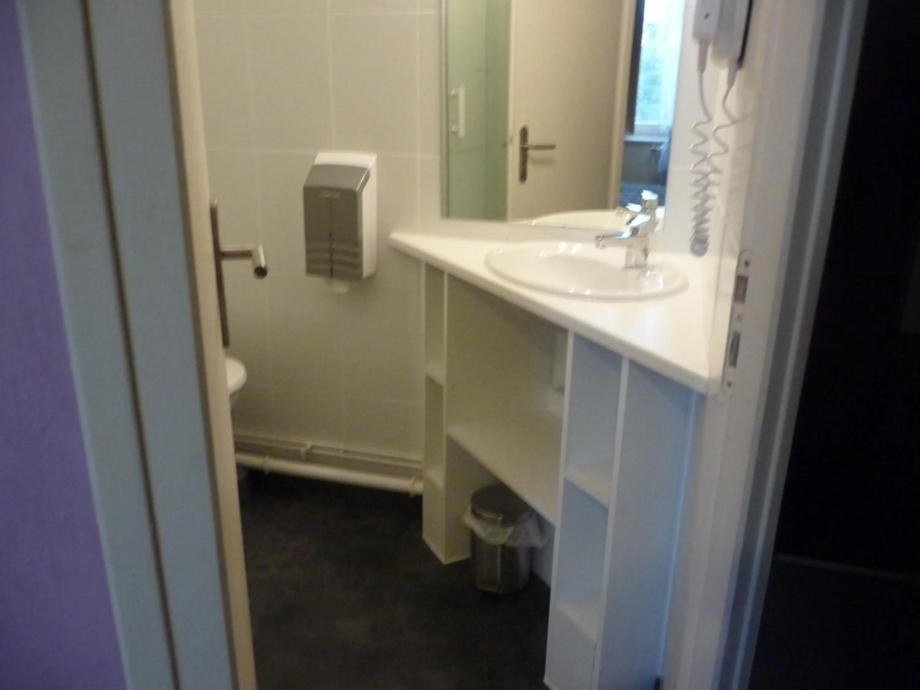 Bathroom in Hôtel du Commerce