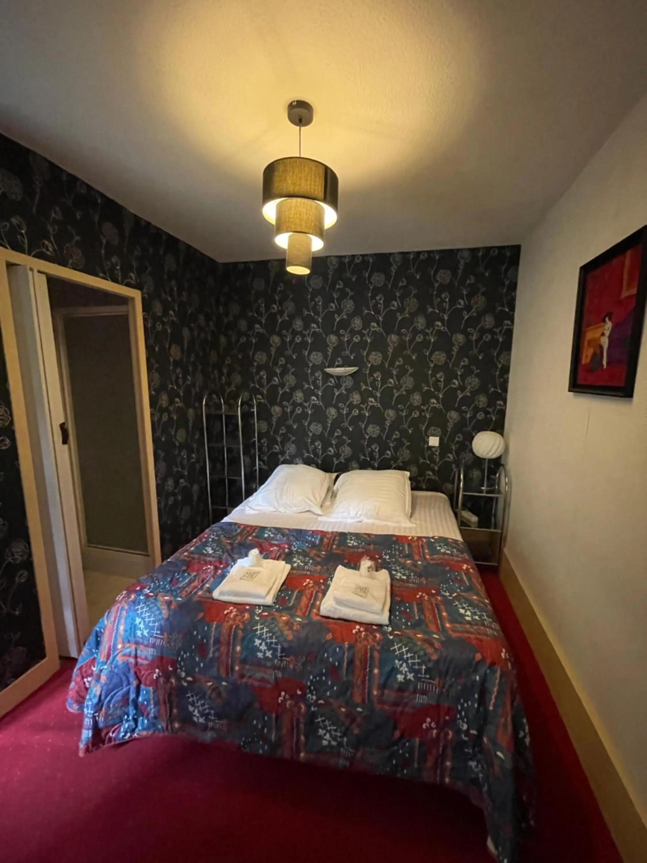 Bedroom, Bed in Hôtel du Commerce