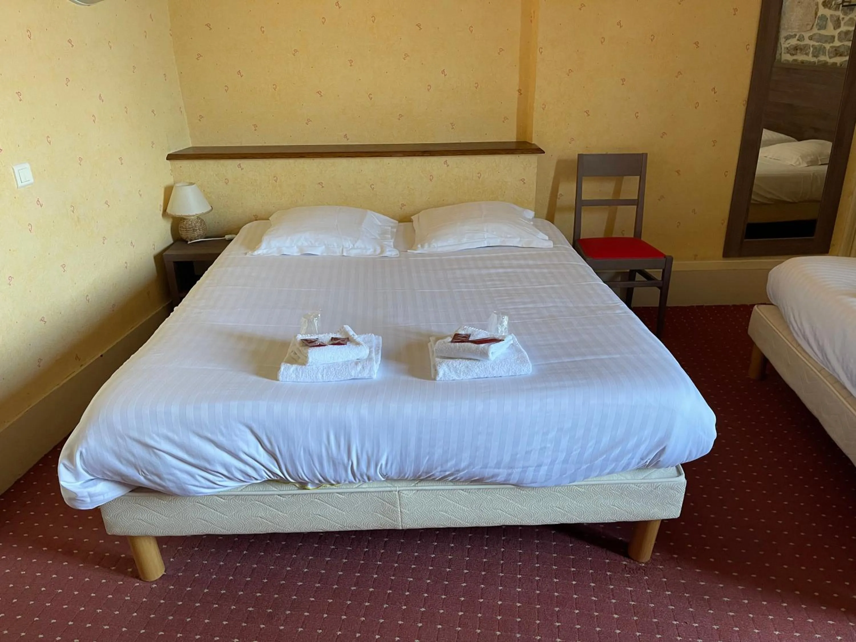 Bed in Hôtel du Commerce