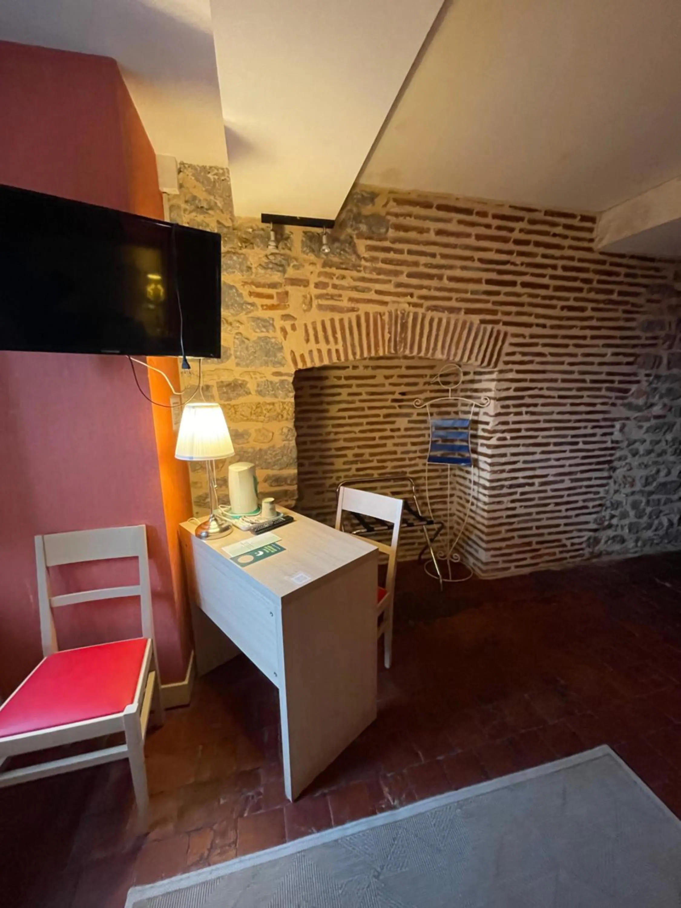 Bedroom in Hôtel du Commerce