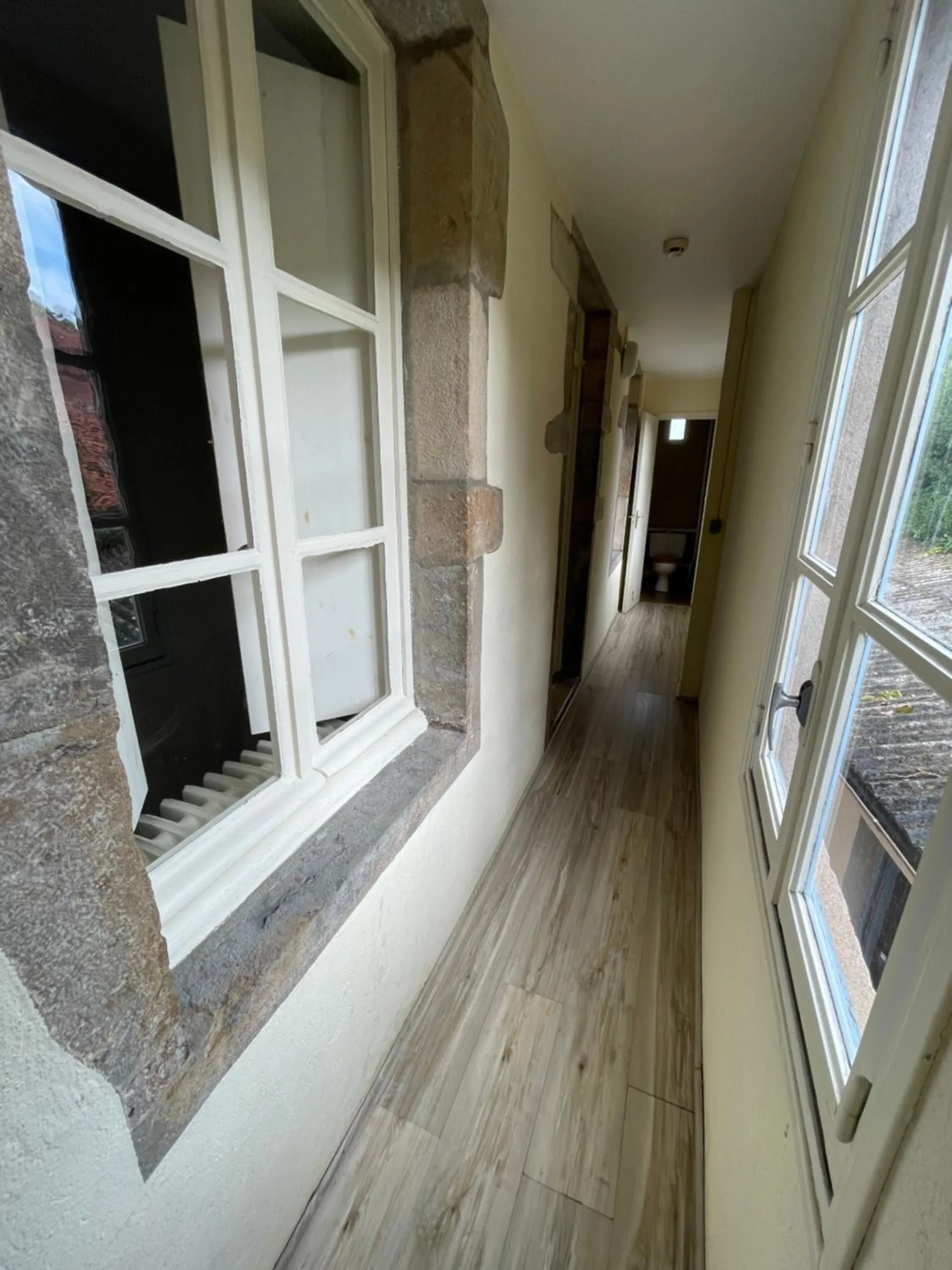Bedroom in Hôtel du Commerce