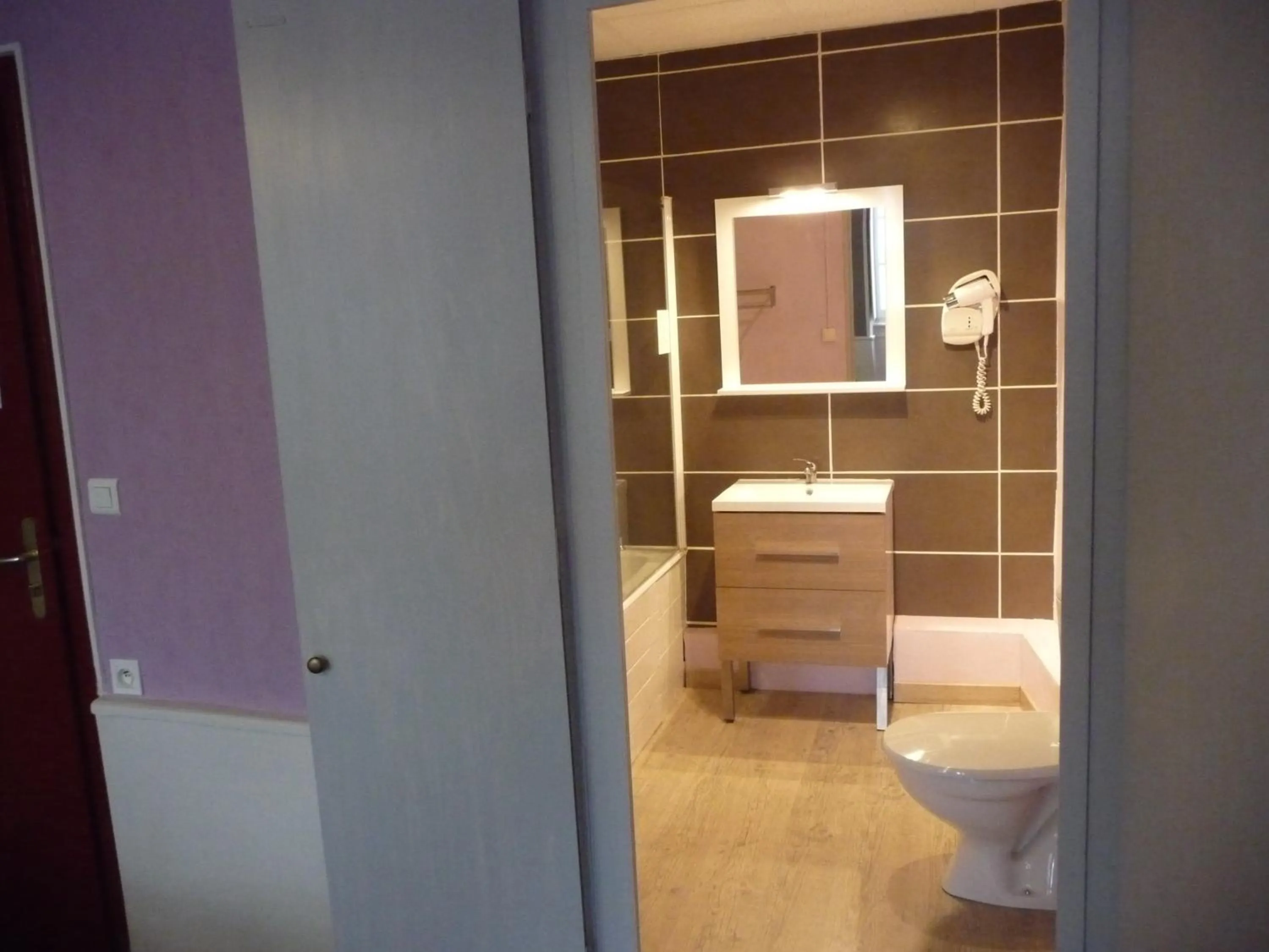 Bathroom in Hôtel du Commerce