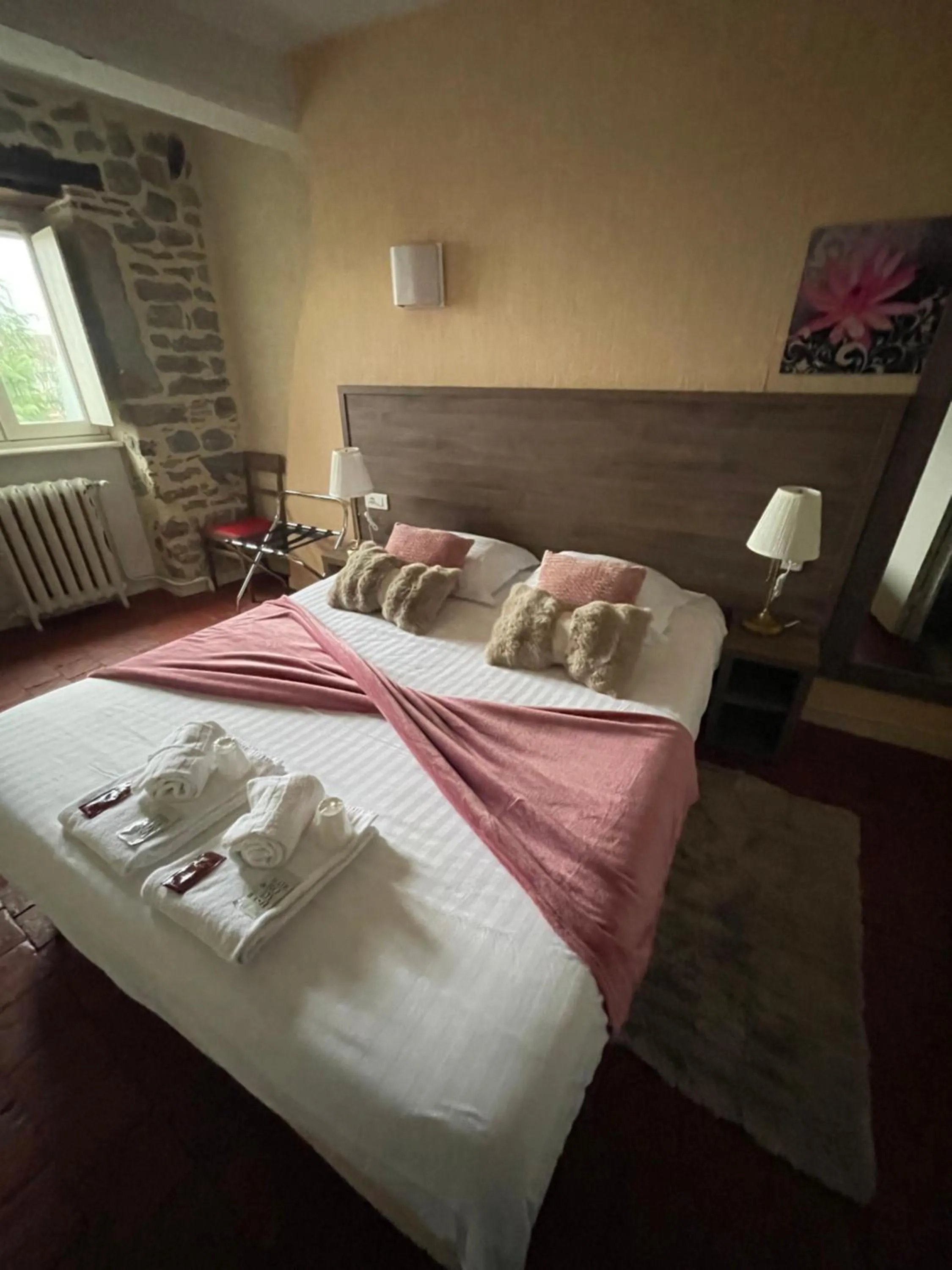 Bedroom, Bed in Hôtel du Commerce