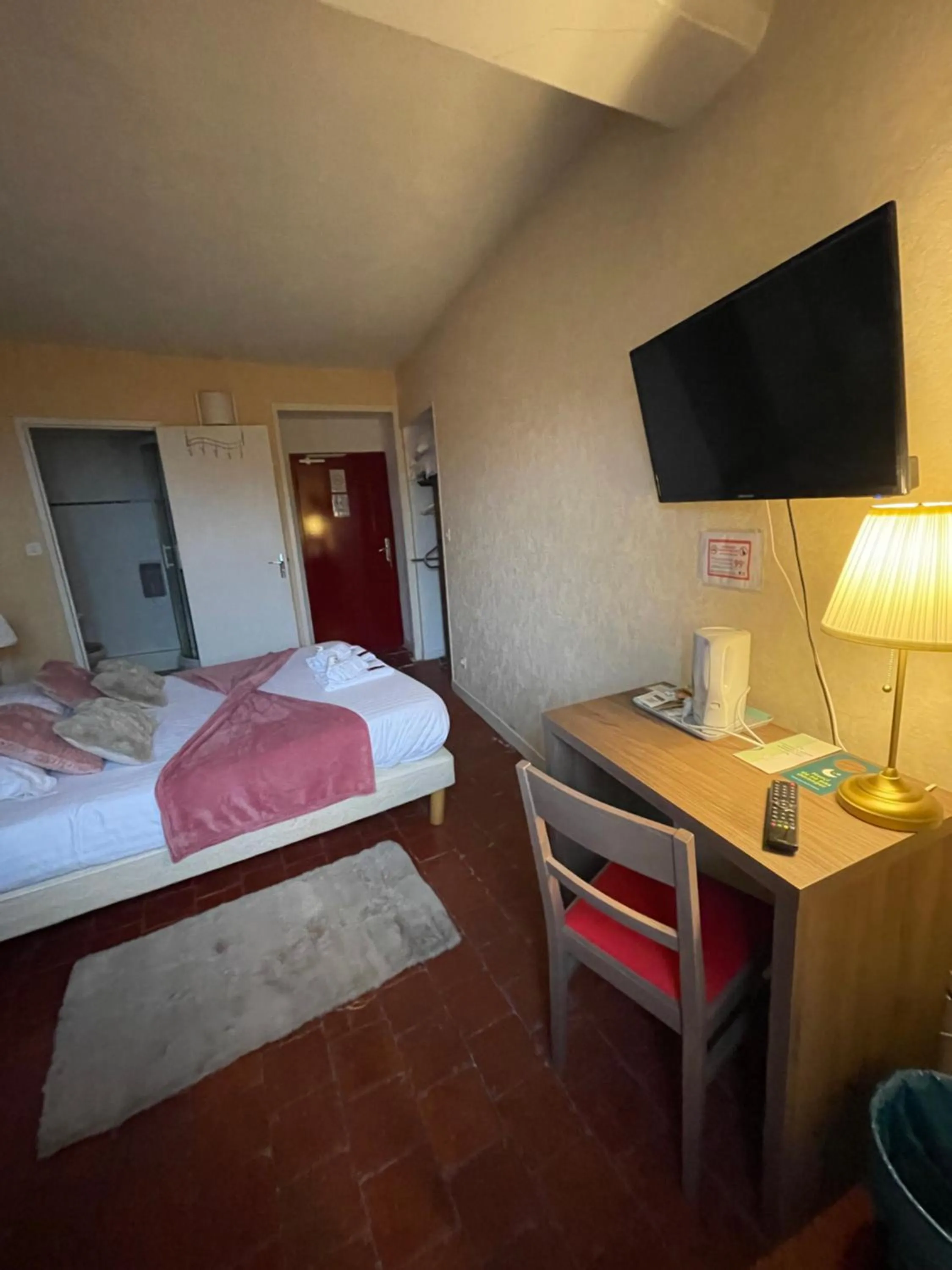 Bedroom, Bed in Hôtel du Commerce