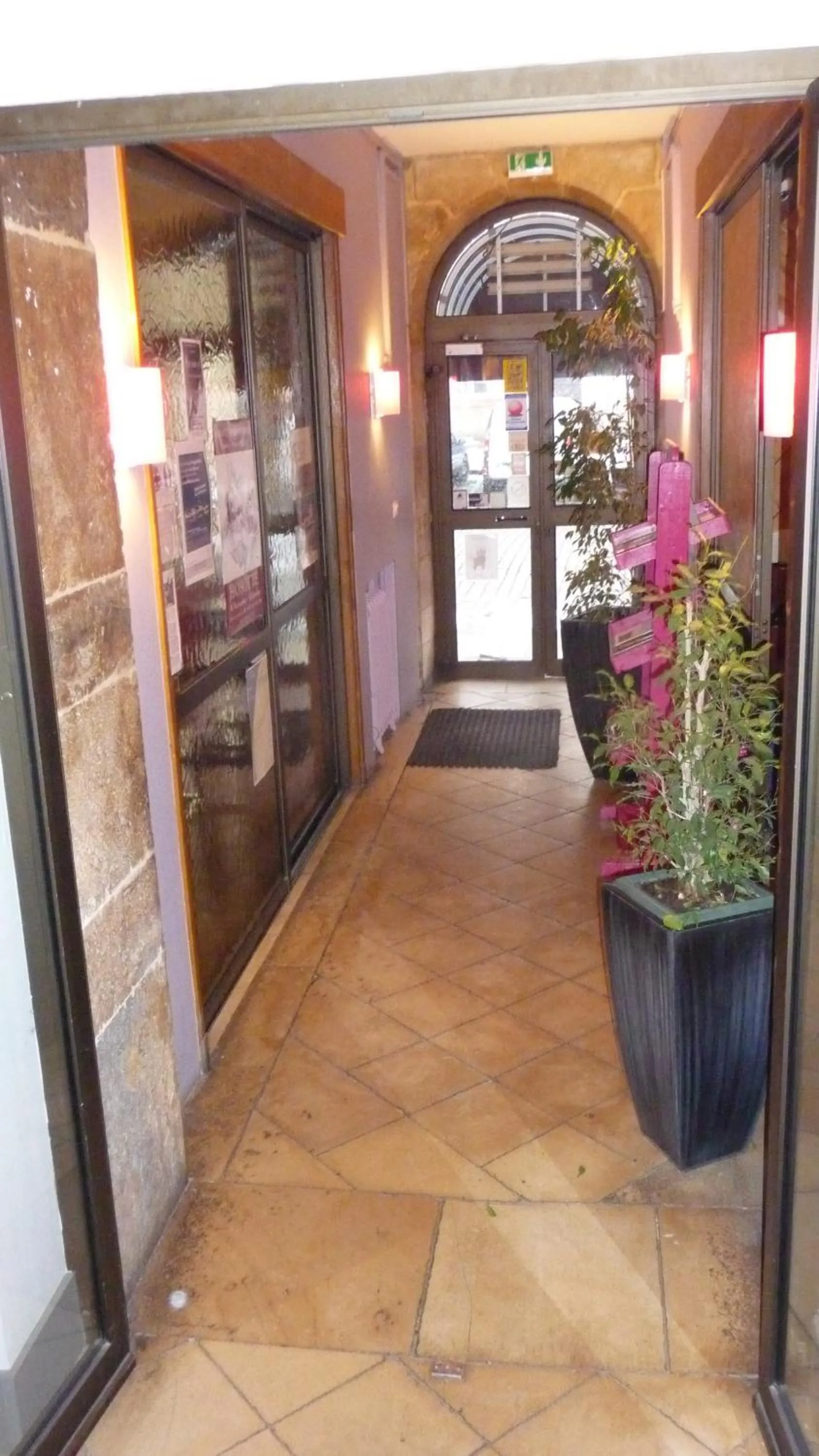 Facade/entrance in Hôtel du Commerce