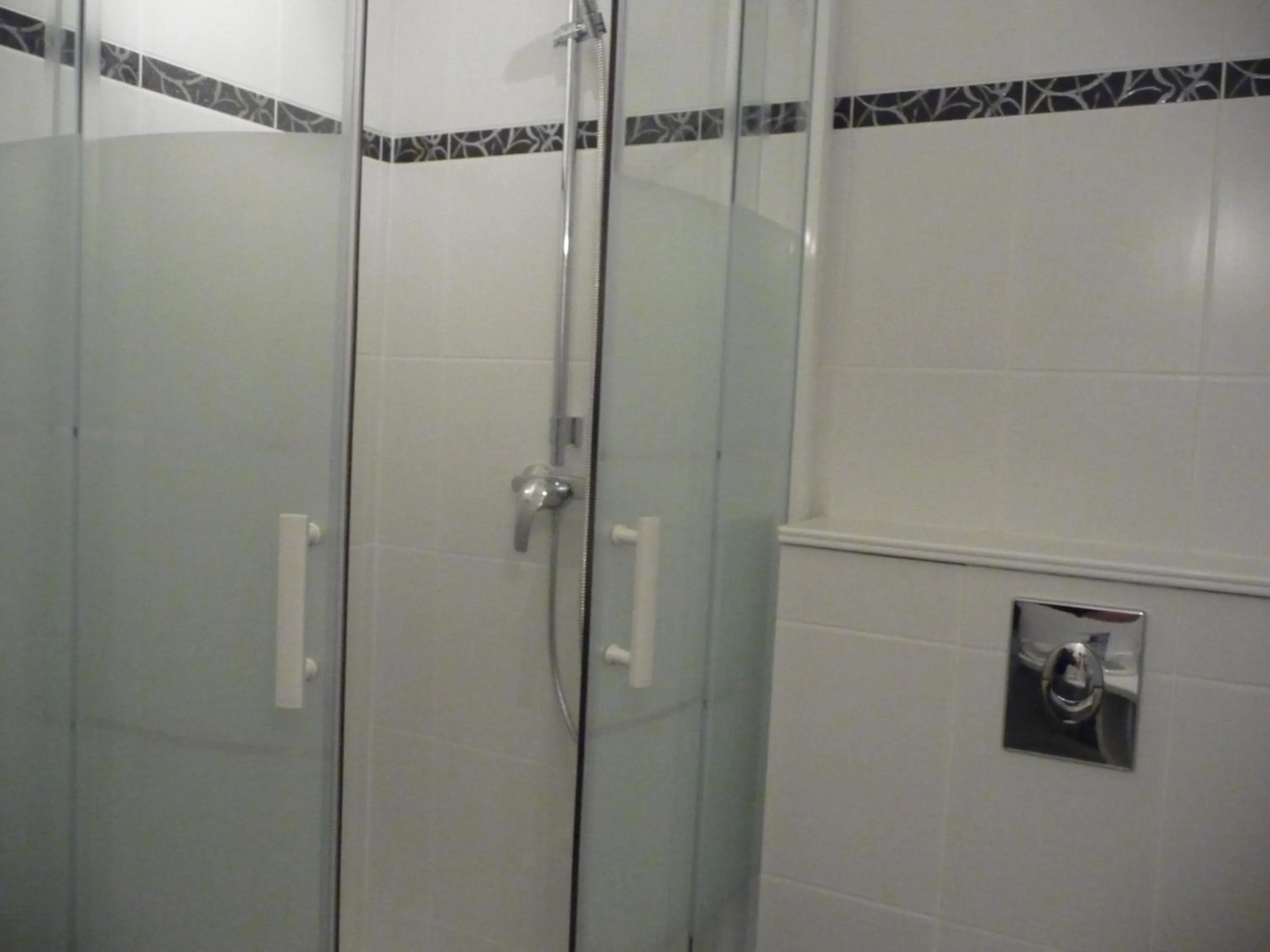 Bathroom in Hôtel du Commerce