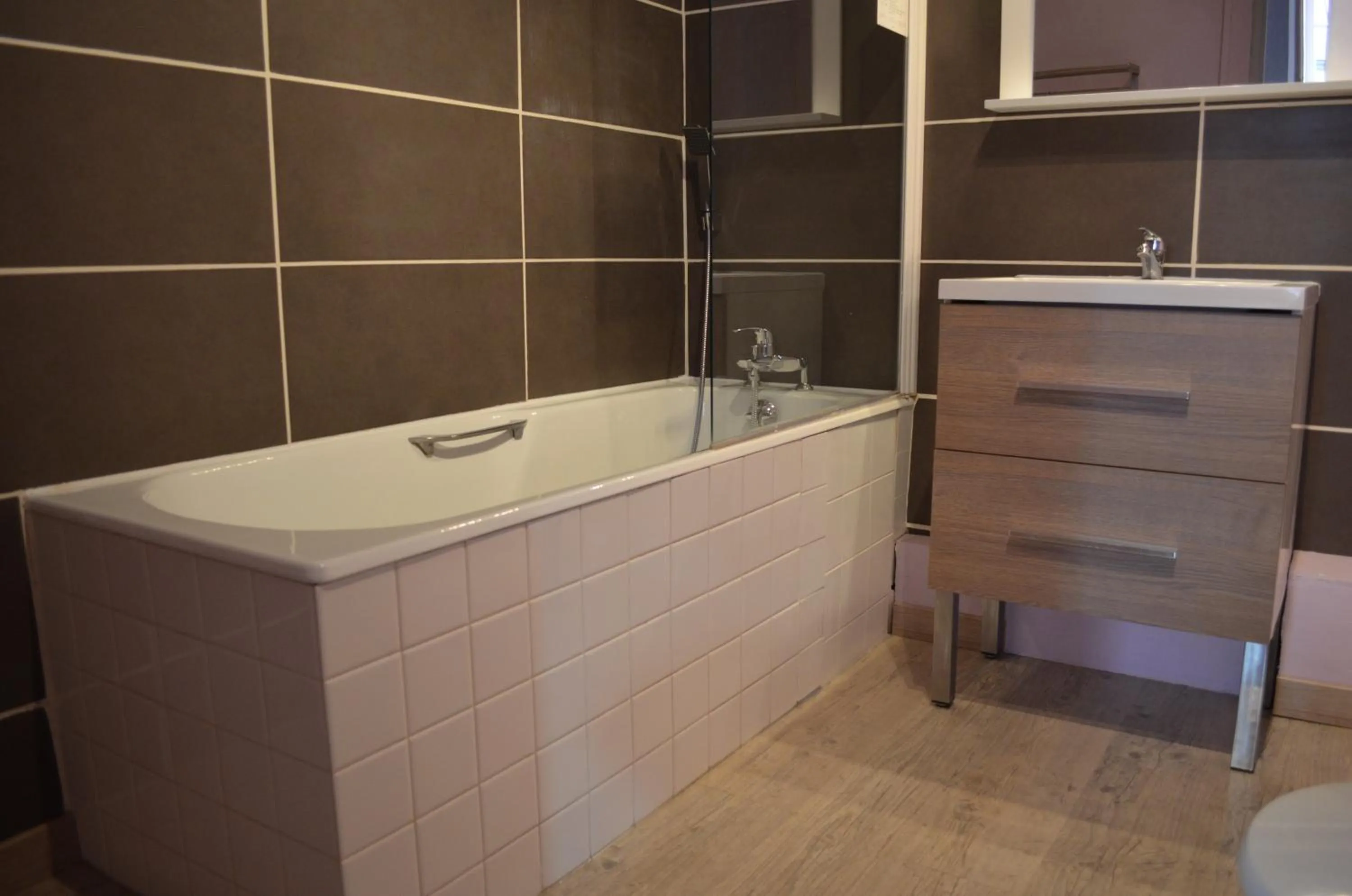 Bathroom in Hôtel du Commerce