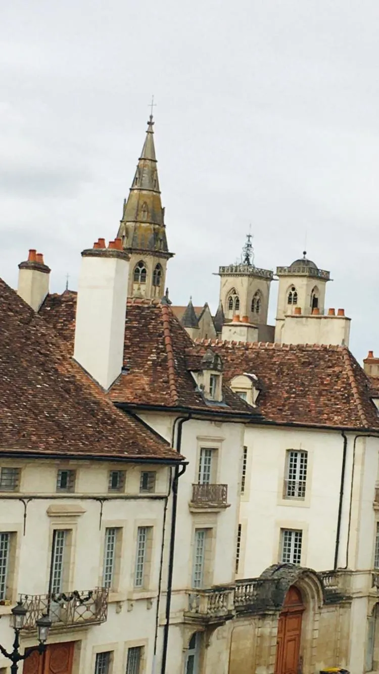Nearby landmark in Hôtel du Commerce