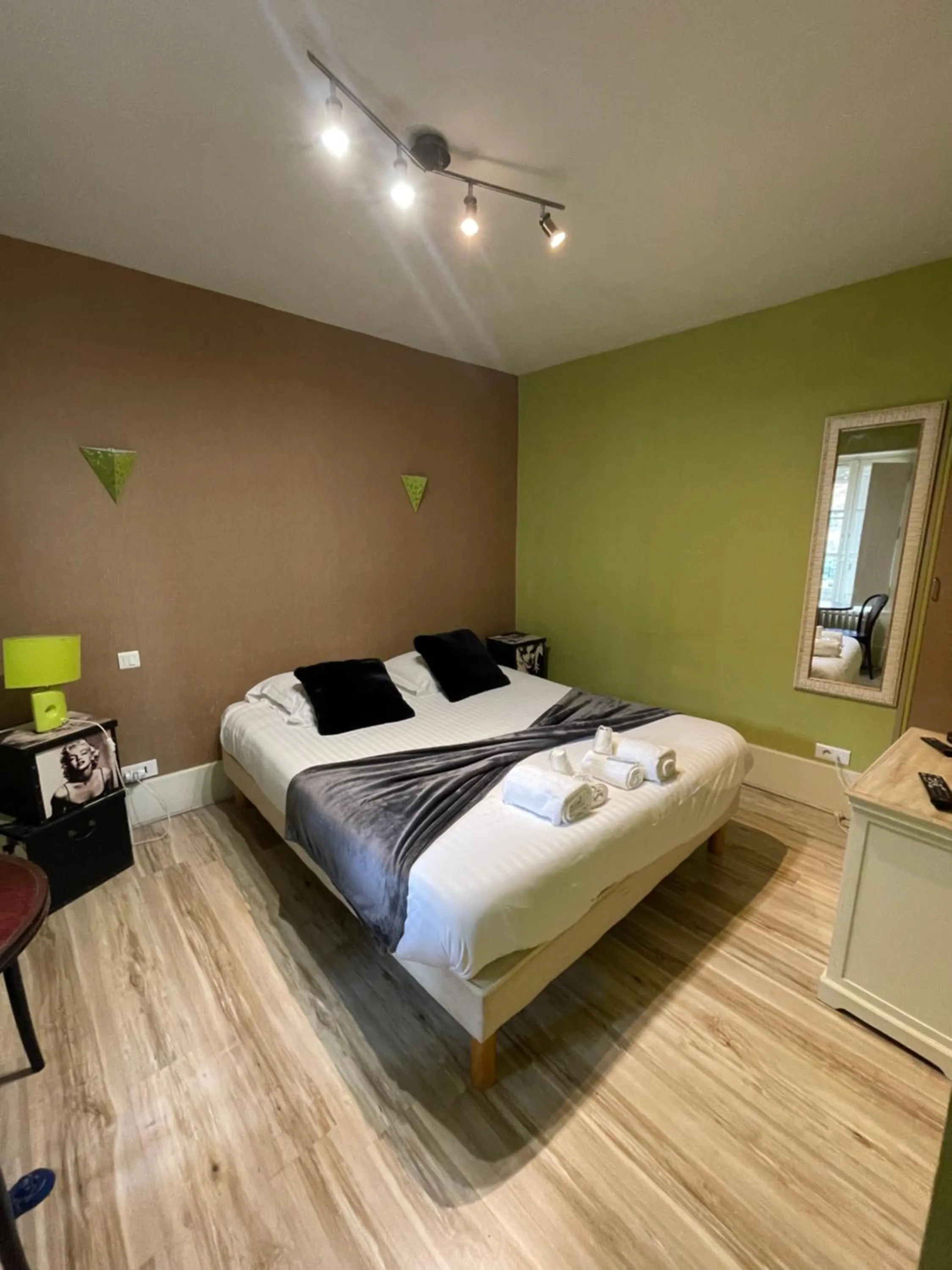 Bedroom, Bed in Hôtel du Commerce