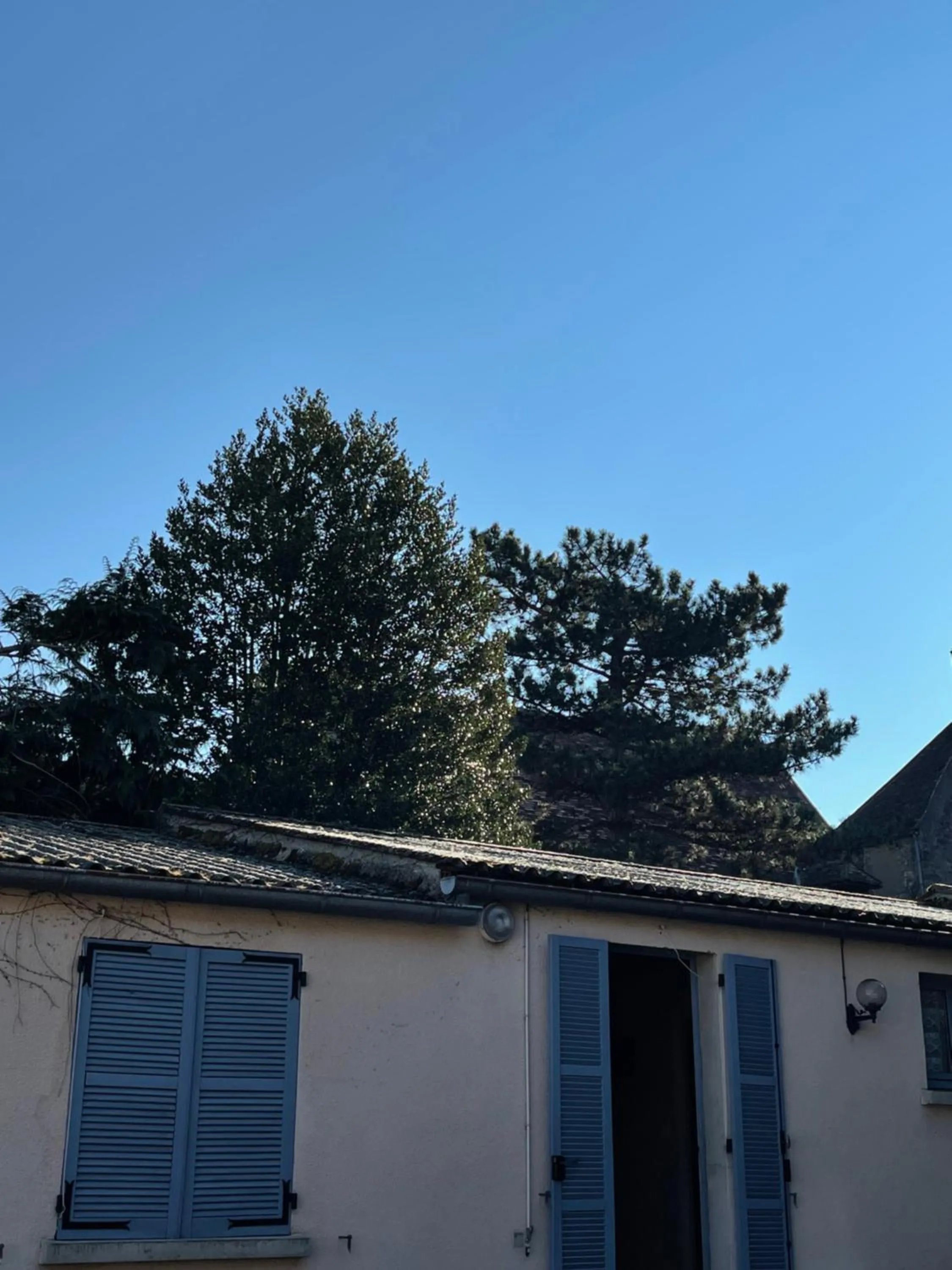 Property building in Hôtel du Commerce