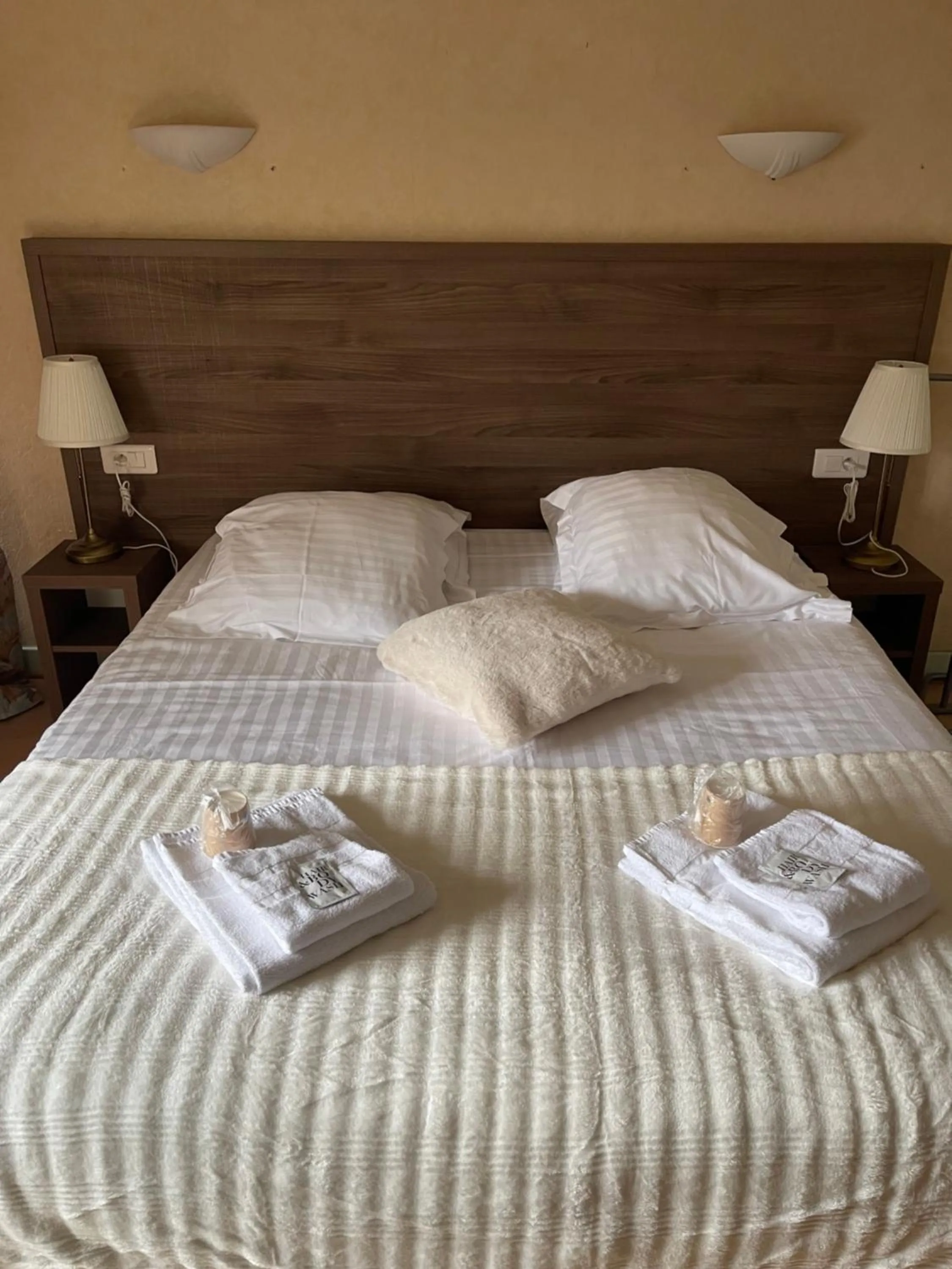 Bed in Hôtel du Commerce