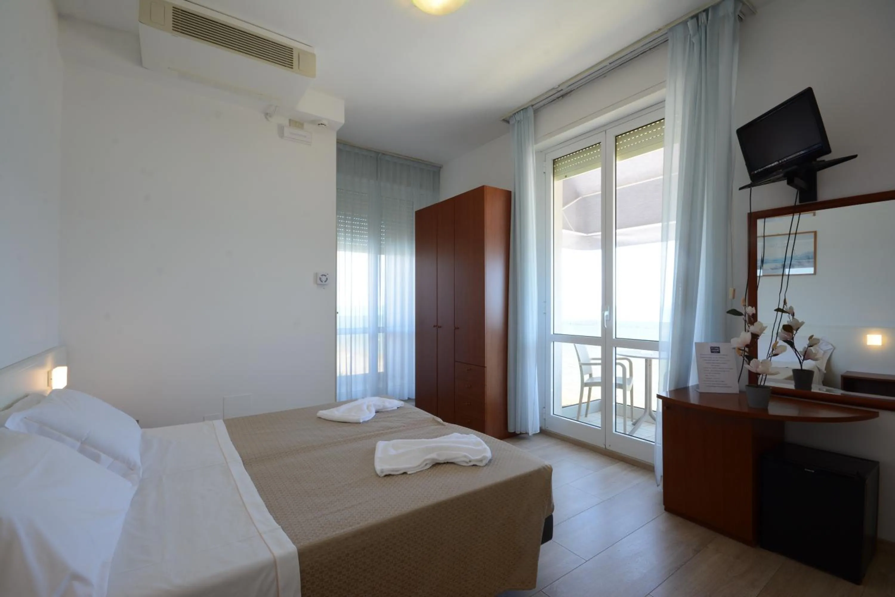 Property building, Bed in Hotel Caravel