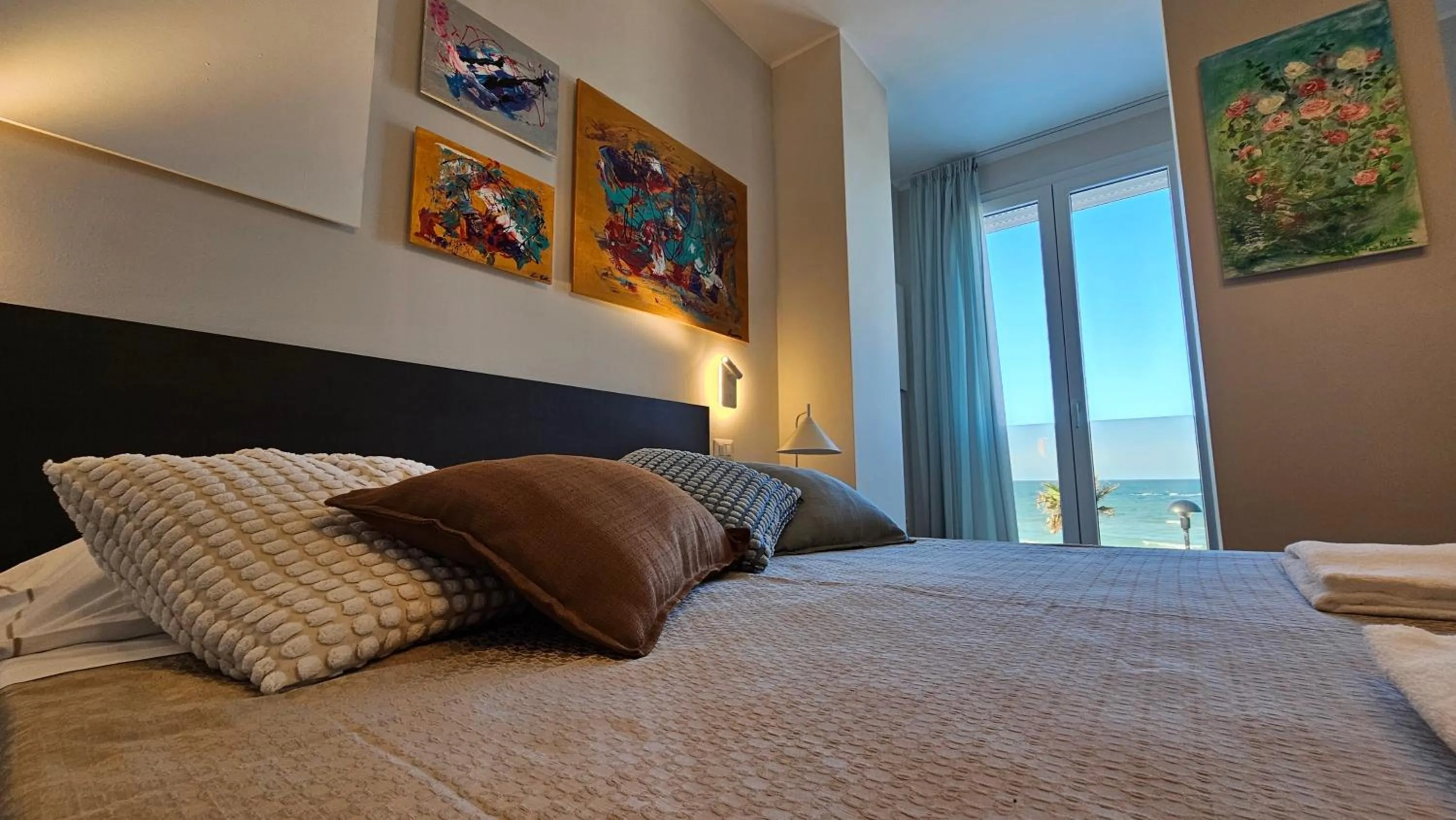 Bed in Hotel Caravel