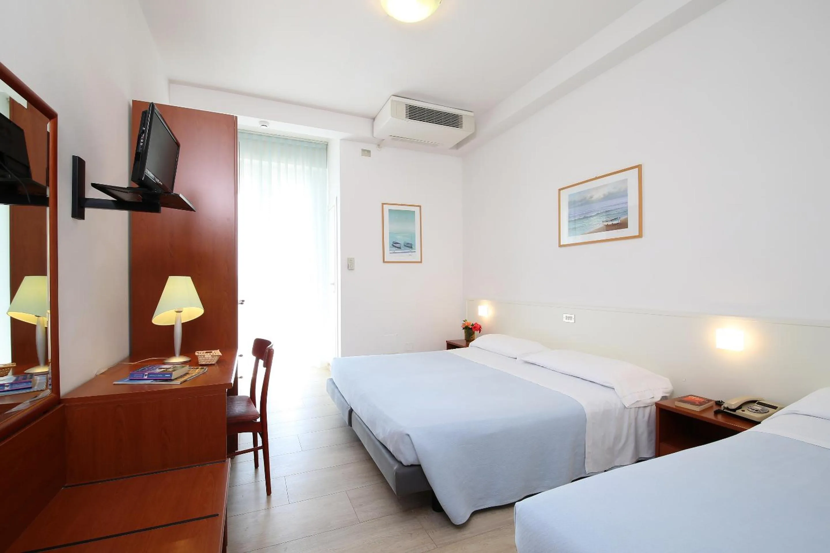 Photo of the whole room, Bed in Hotel Caravel