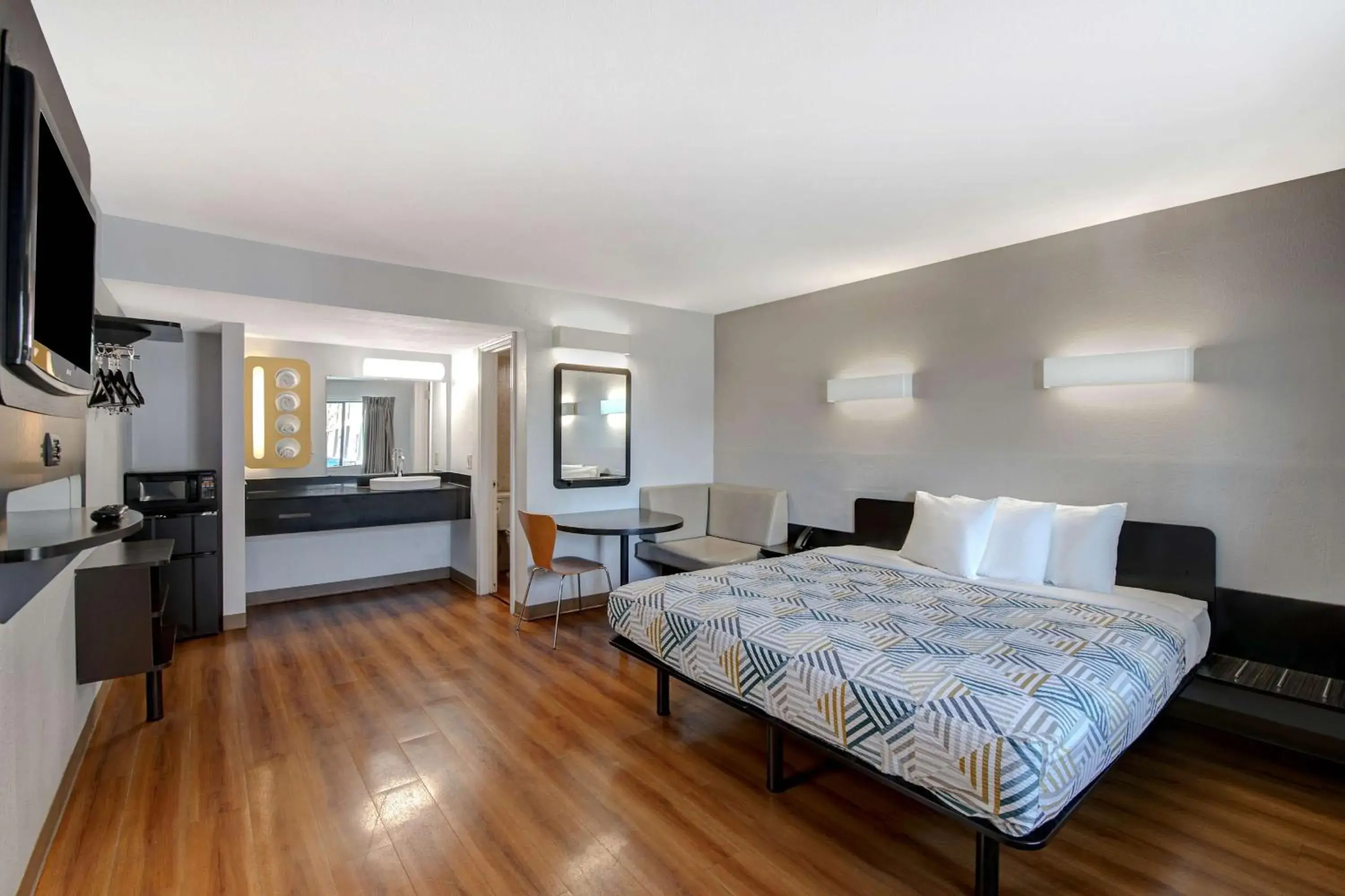 Queen Room - Non-Smoking in Motel 6-Sulphur Springs, TX Queen Room - Non-Smoking in Motel 6-Sulphur Springs, TX