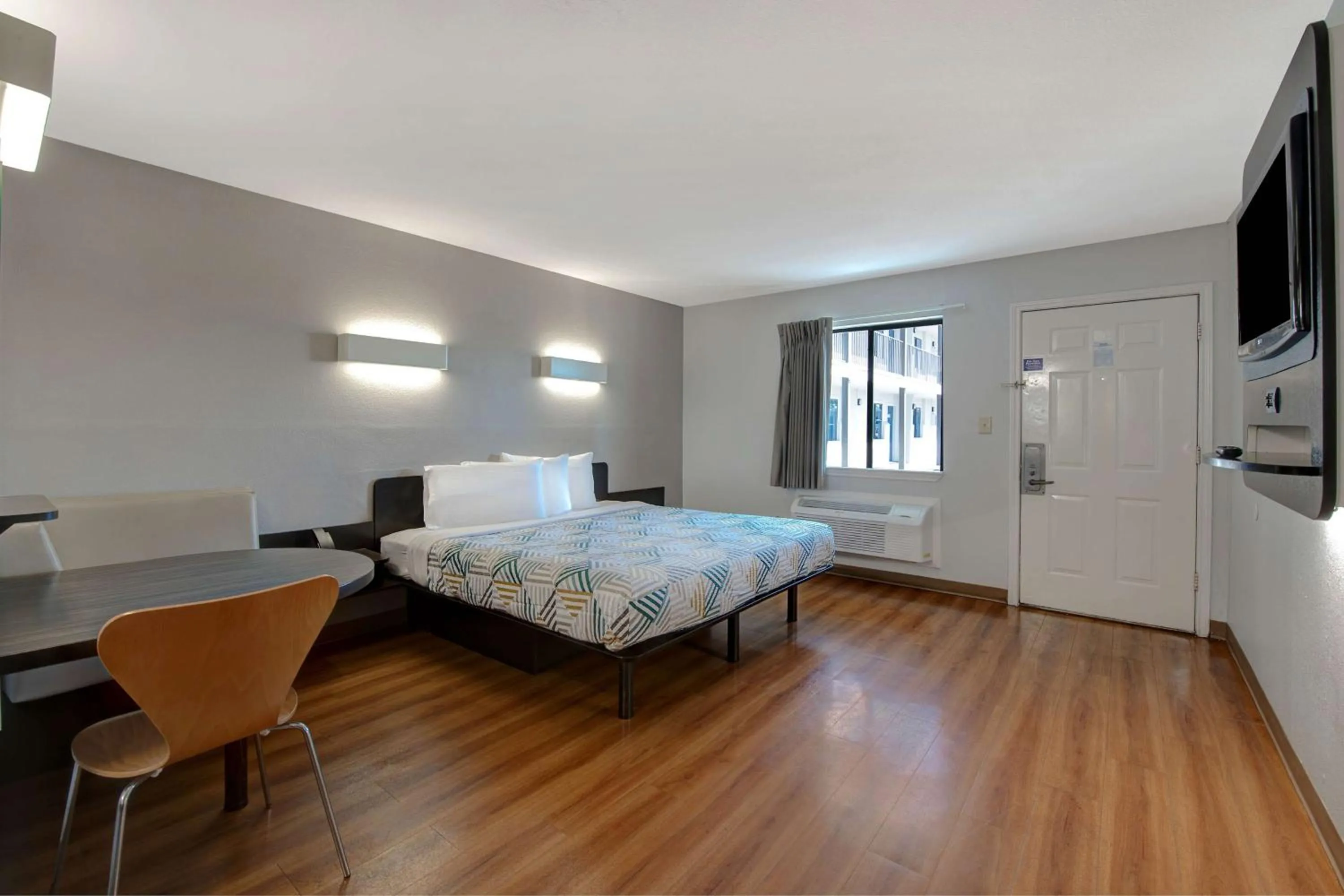 Bedroom, Bed in Motel 6-Sulphur Springs, TX