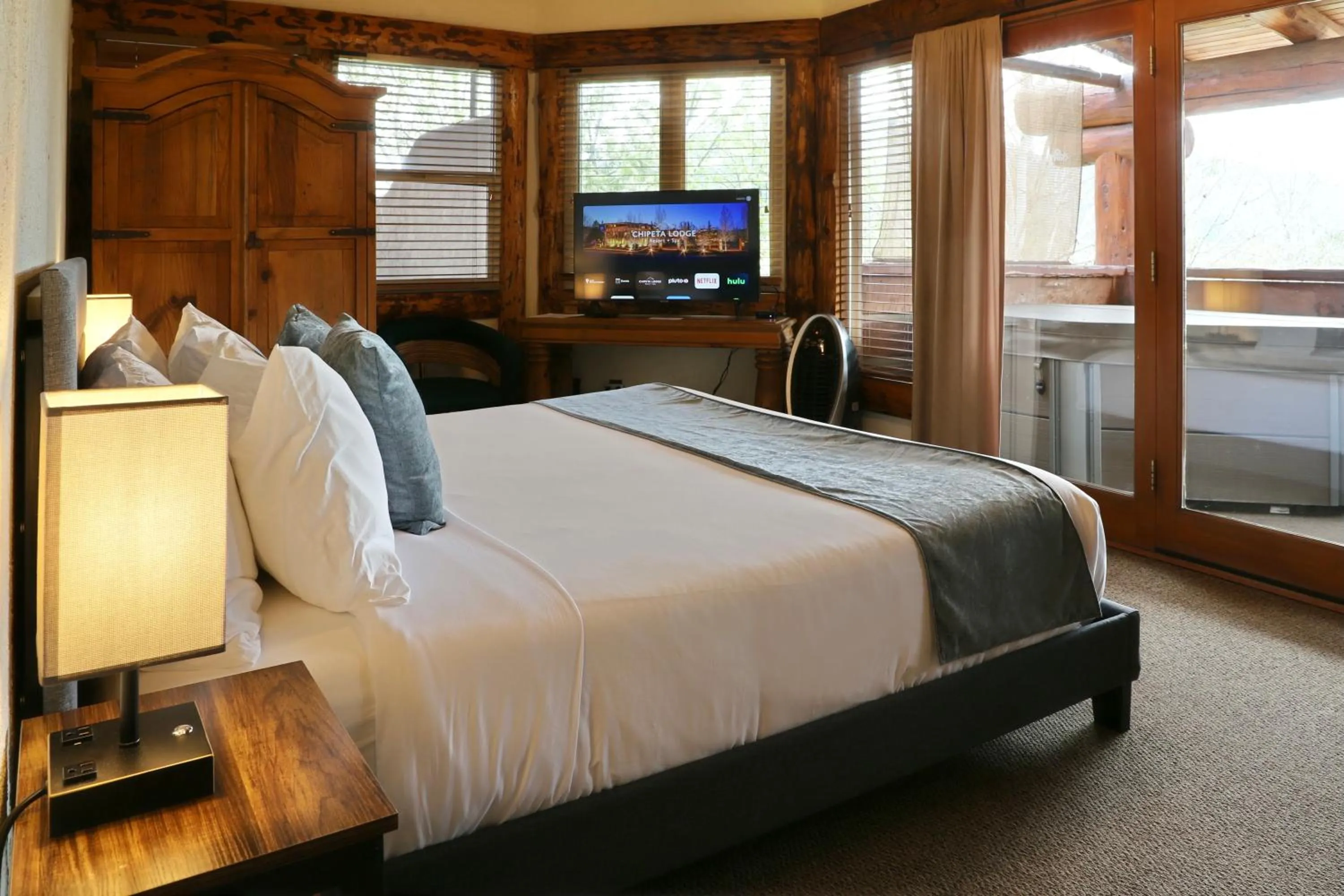 Photo of the whole room, Bed in Chipeta Lodge