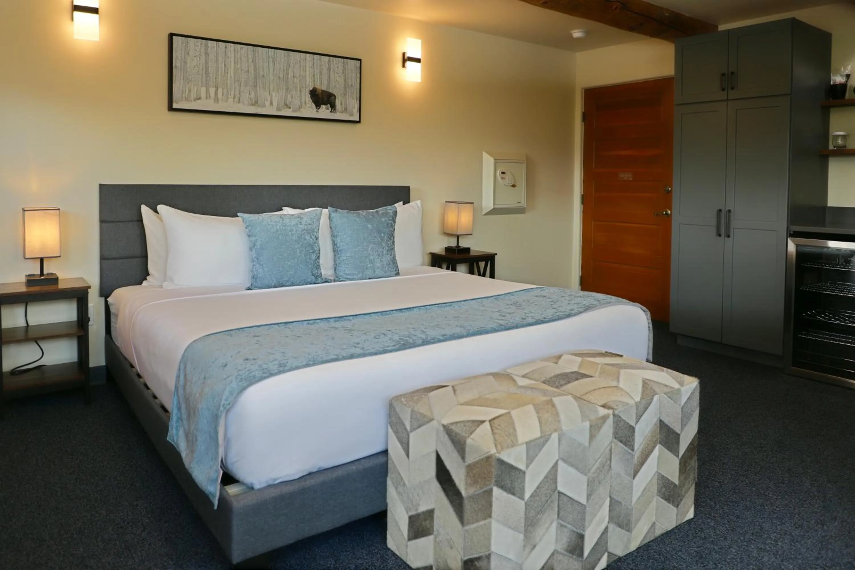 Photo of the whole room, Bed in Chipeta Lodge