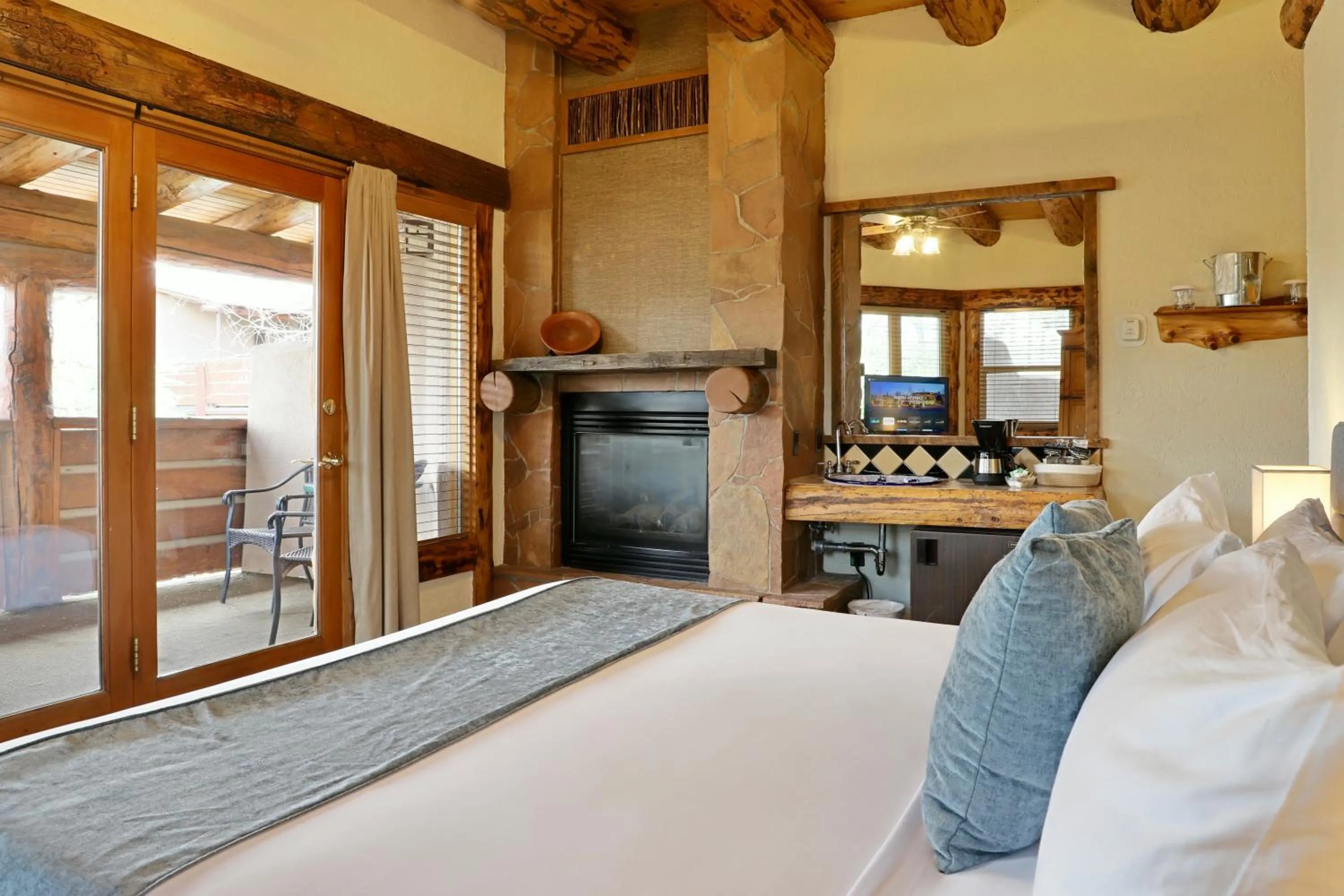 Photo of the whole room, Bed in Chipeta Lodge