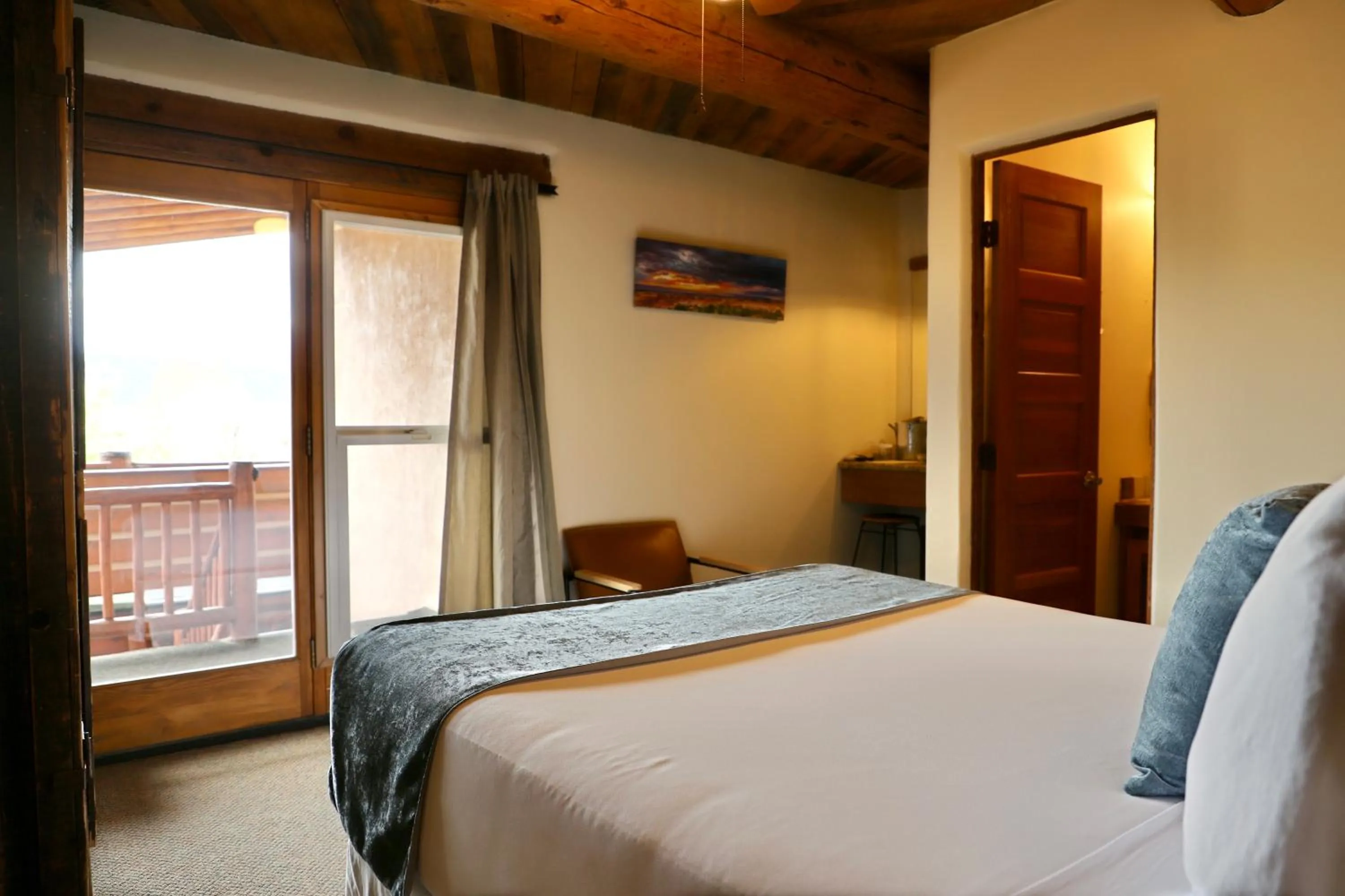 Photo of the whole room, Bed in Chipeta Lodge
